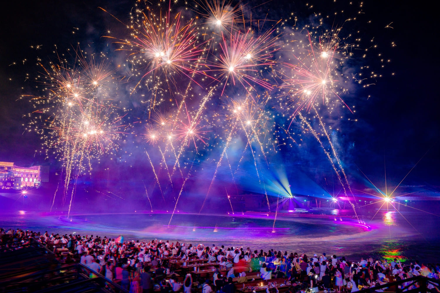 Phú Quốc còn được biết đến là hòn đảo du lịch hiếm hoi trên thế giới tổ chức bắn pháo hoa hai lần mỗi đêm