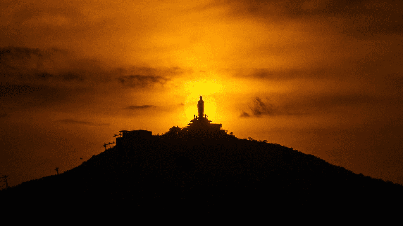 Khung cảnh hoàng hôn siêu thực tại đỉnh núi Bà Đen