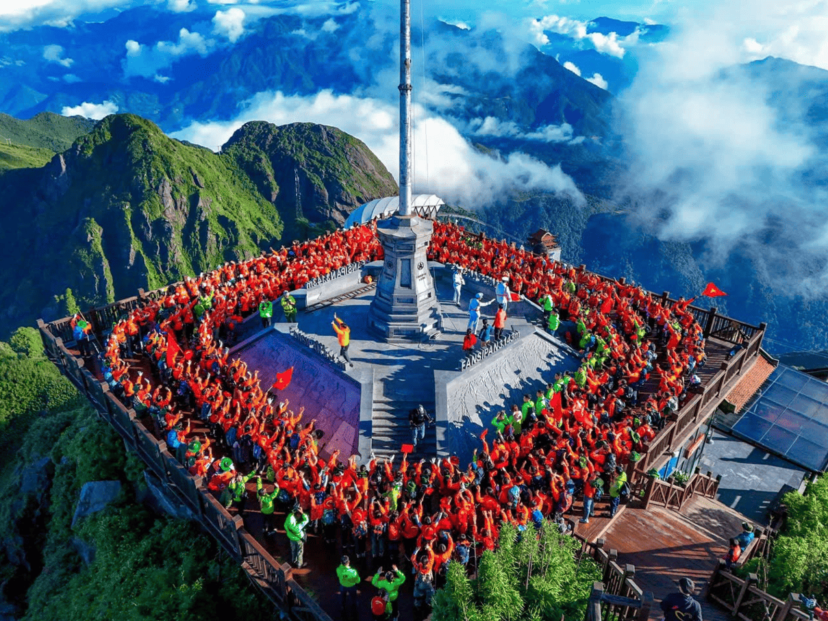 Khung cảnh ngoạn mục trên đỉnh Fansipan - nóc nhà Đông Dương