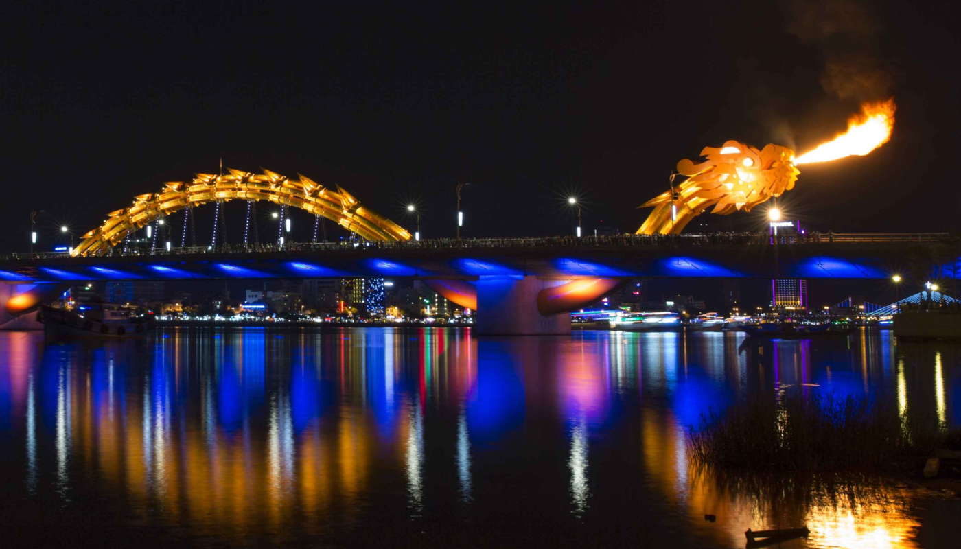 Cầu Rồng – biểu tượng du lịch của Đà Nẵng với màn trình diễn phun lửa và phun nước thu hút đông đảo du khách. (Nguồn: Sưu tầm)