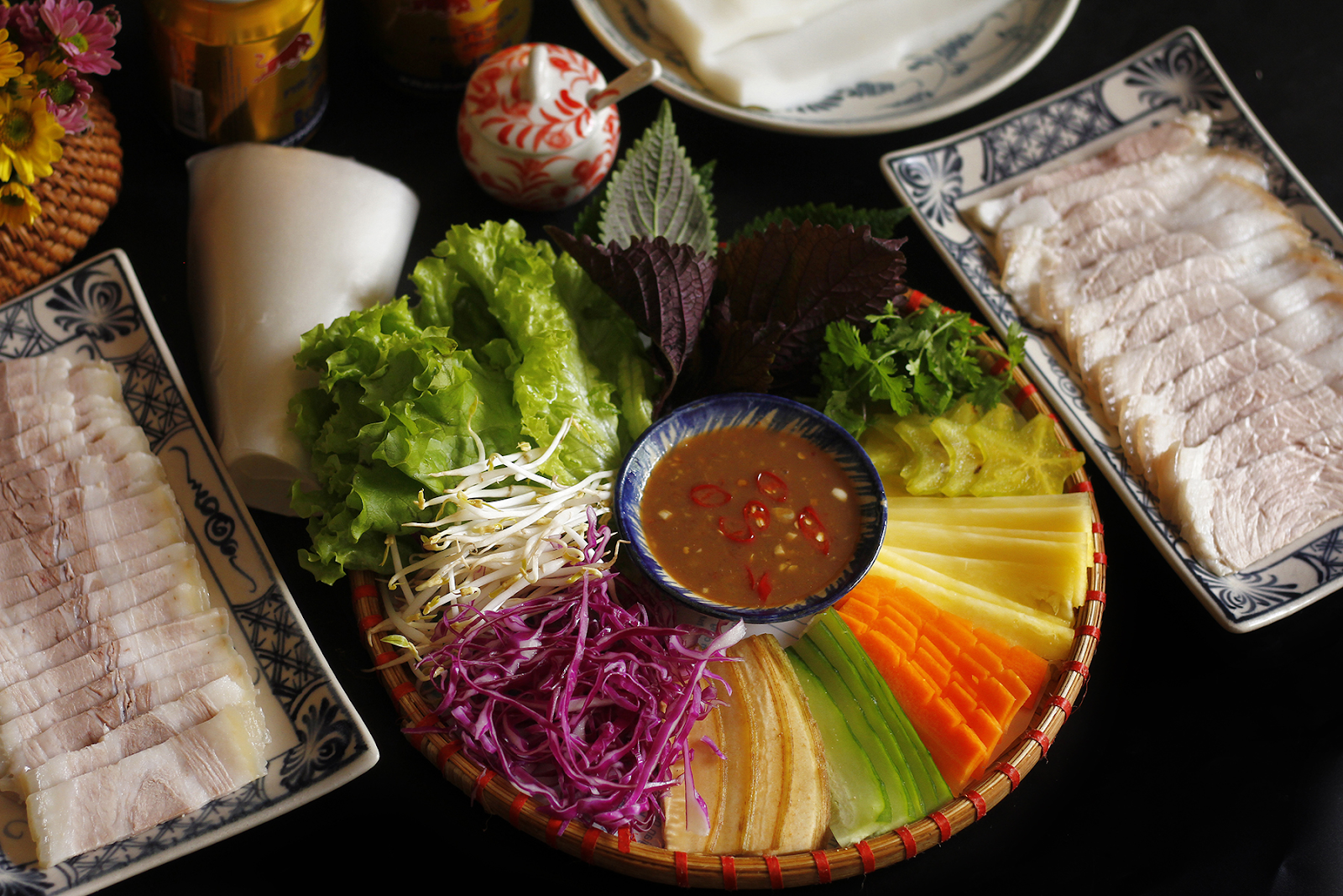 Bánh tráng cuốn thịt heo ăn kèm mắm nêm – món ăn đặc trưng của ẩm thực Đà Nẵng. Nguồn: Sưu tầm)