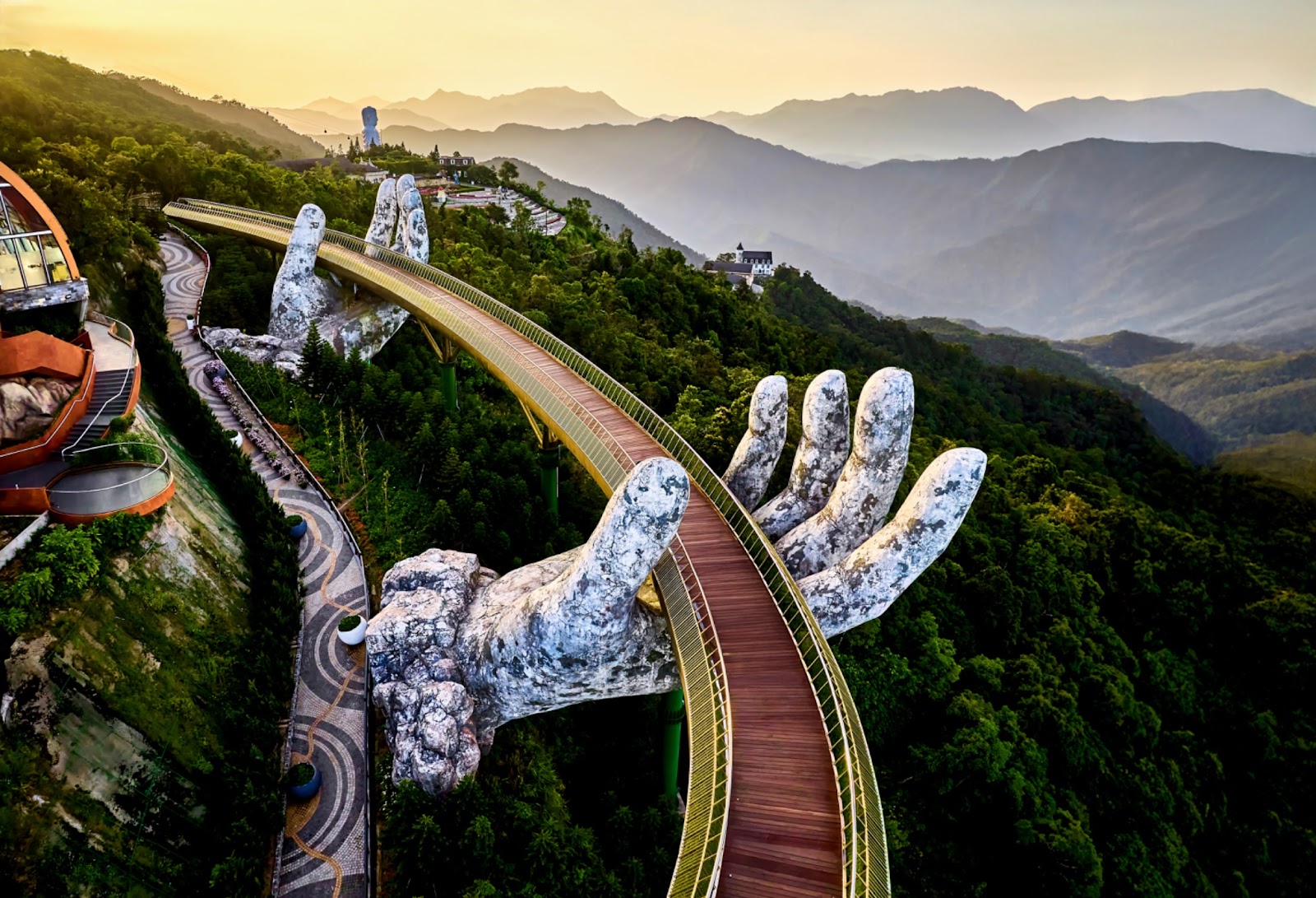 The iconic stone hands - Golden Bridge Ba Na Hills (Photo: Collected)