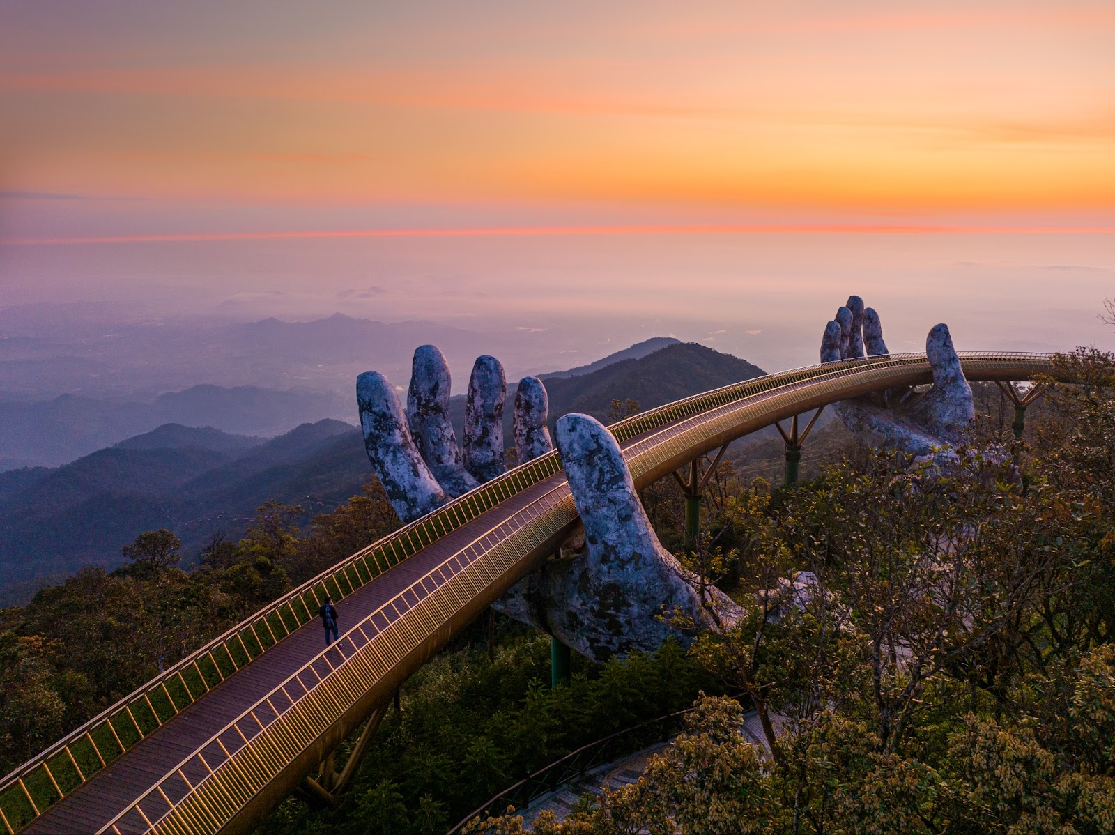 Golden Bridge at sunset and shrouded in mist at an altitude of 1,414 metres (Photo: Sun Group)