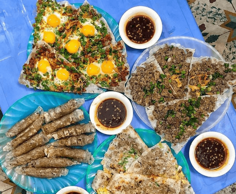 Enjoy grilled rice paper and rice paper sandwiches at Le Duan Night Market