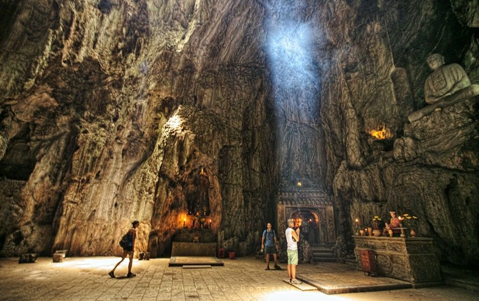 Visitors exploring the mystical Huyen Khong Cave, Marble Mountains, Da Nang (Photo: Collected)