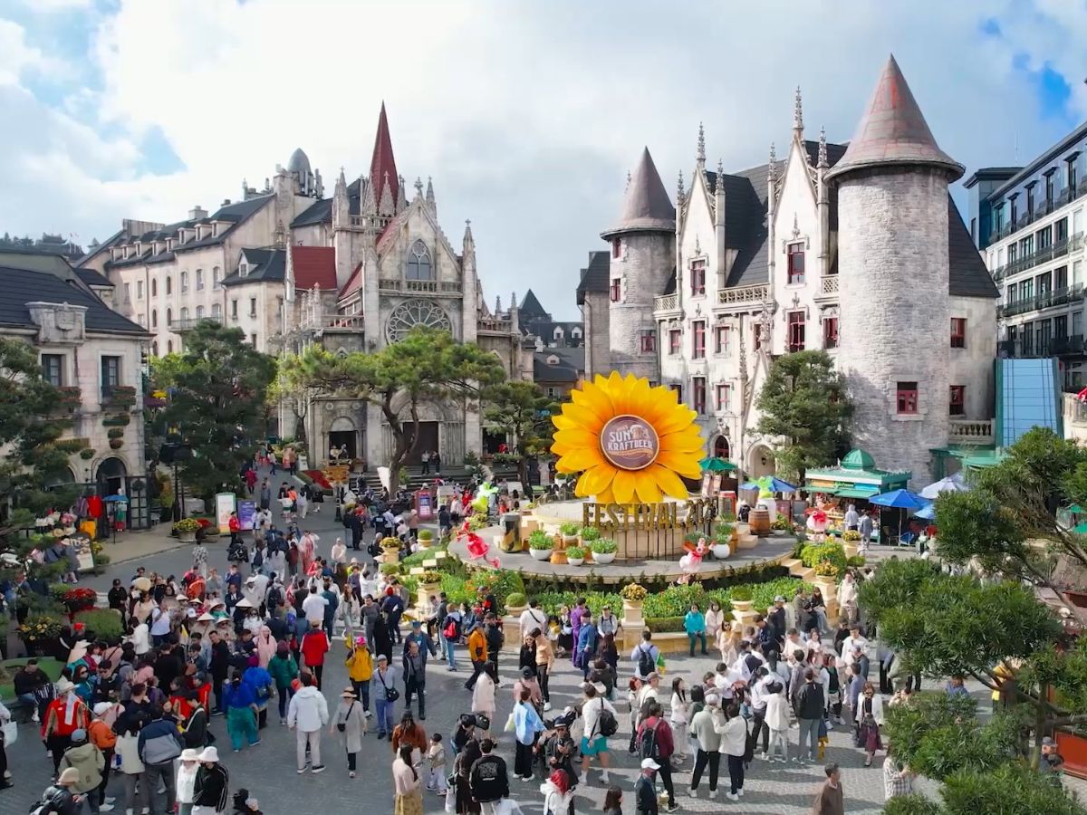 Visitors in French Village - Ba Na Hills (Photo: Sun Group)