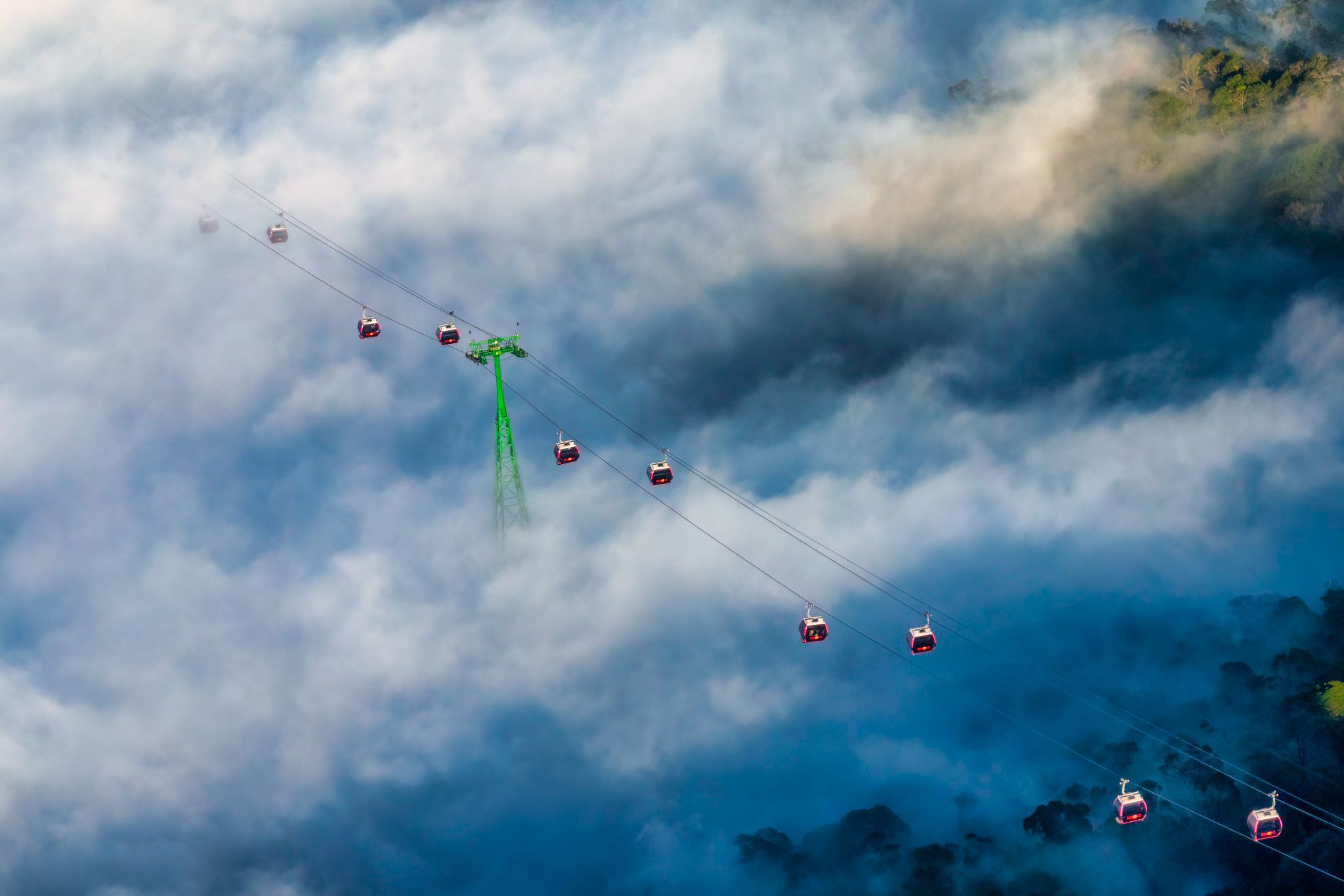 Hành trình “lướt” trên những tầng mây khi di chuyển trên tuyến cáp treo Sun World Ba Na Hills