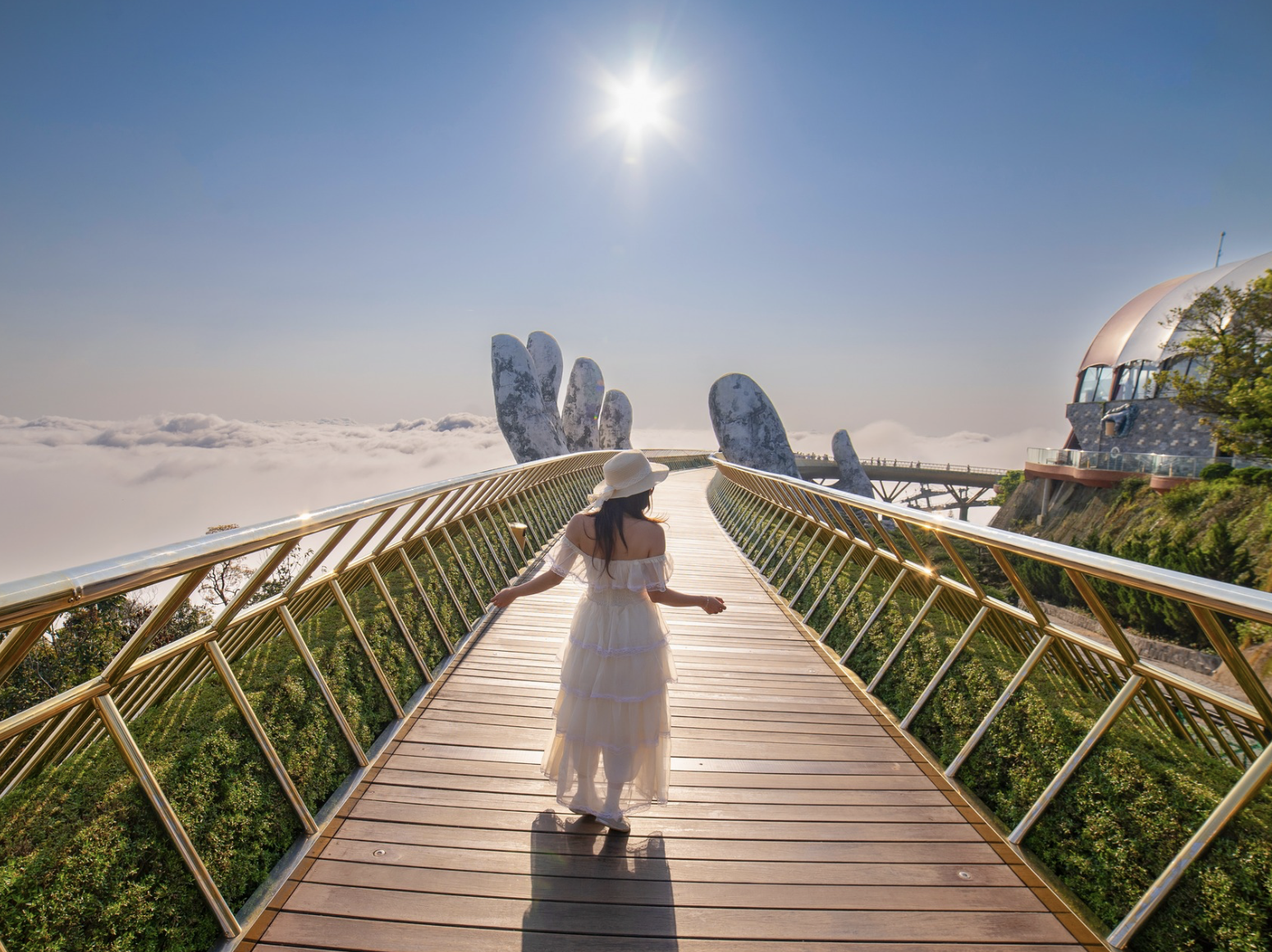 Các công trình biểu tượng như Cầu Vàng tạo nên khung cảnh check-in cực kỳ ấn tượng.