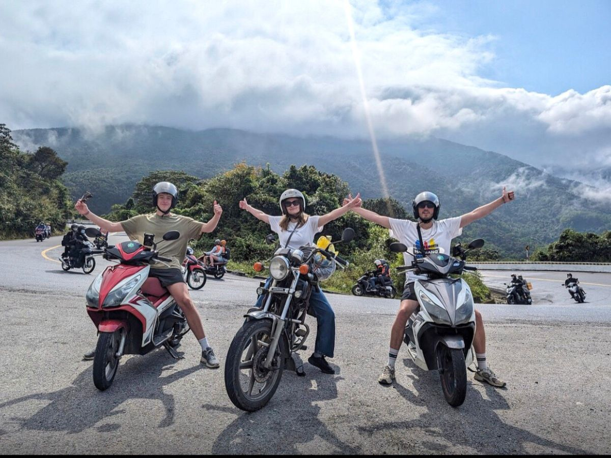 Xe máy mang đến trải nghiệm khám phá tự do và chủ động trên hành trình đến Bà Nà Hills.