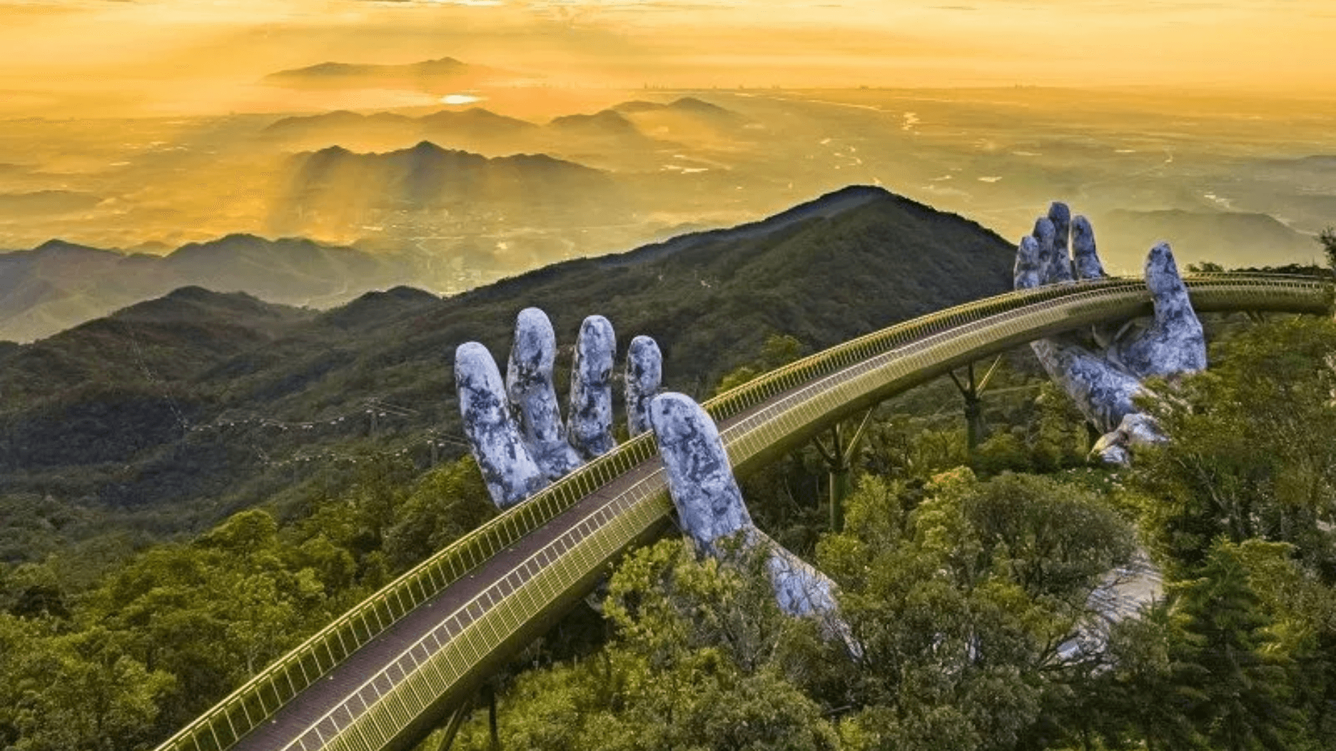 Cầu Vàng luôn là điểm check-in được nhiều du khách ưu tiên khi đến Bà Nà Hills.