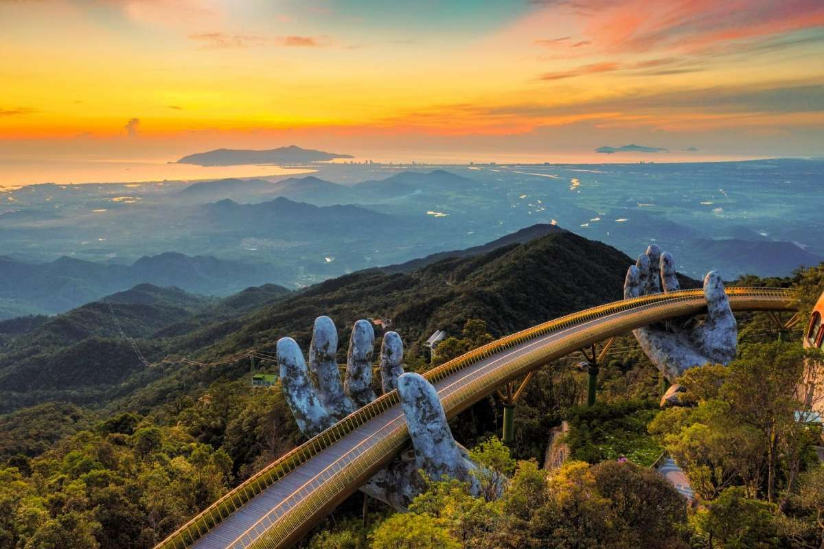 Cầu Vàng luôn là điểm check-in được nhiều du khách mong chờ khi đến Bà Nà Hills.