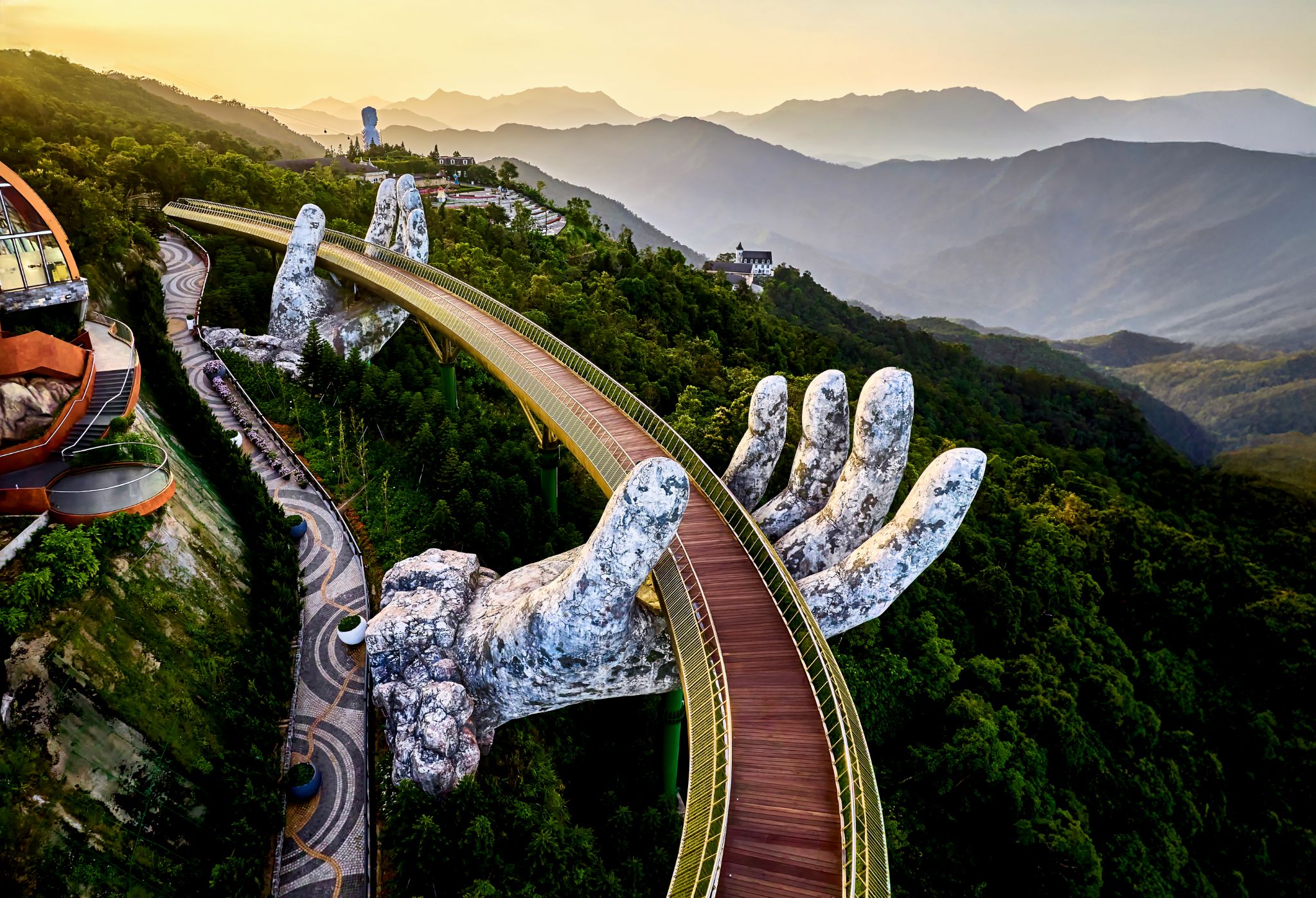 Trải nghiệm đi bộ trên cầu lưng chừng núi, ngắm trọn cảnh quan Đà Nẵng từ trên cao.