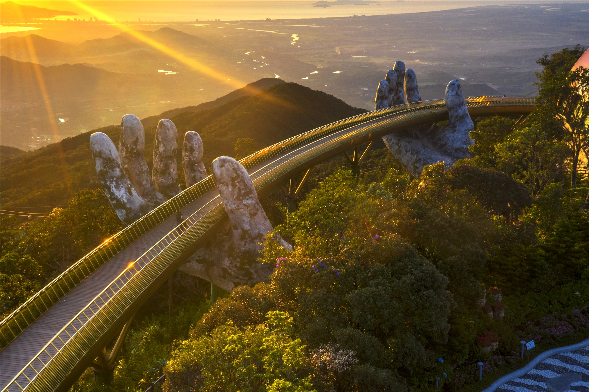 Cầu Vàng là điểm check-in biểu tượng thu hút đông đảo du khách khi đến Bà Nà Hills.