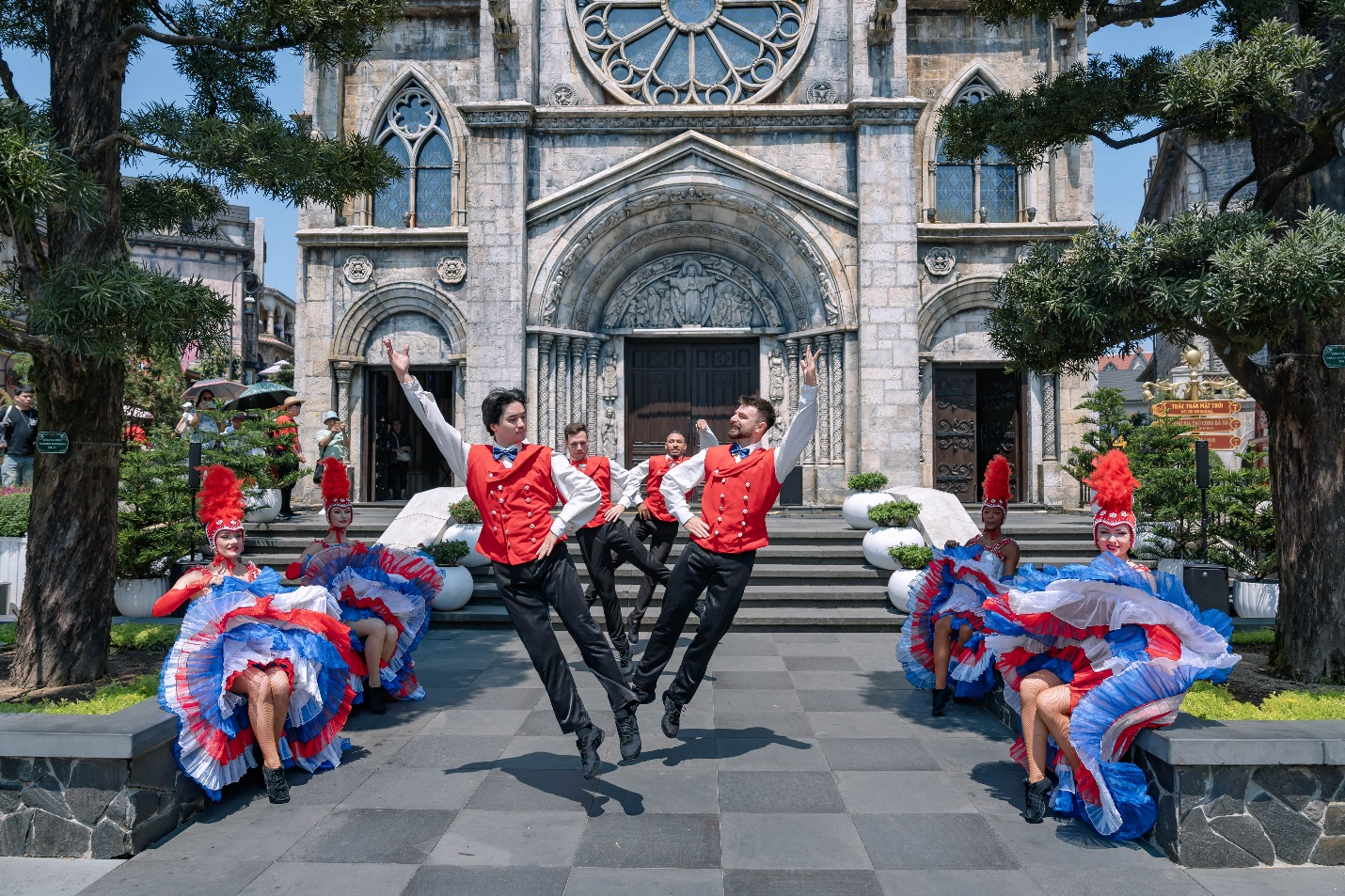 Sun World Ba Na Hills mùa hè mang đến không gian mát mẻ giữa những ngày nắng nóng miền Trung.
