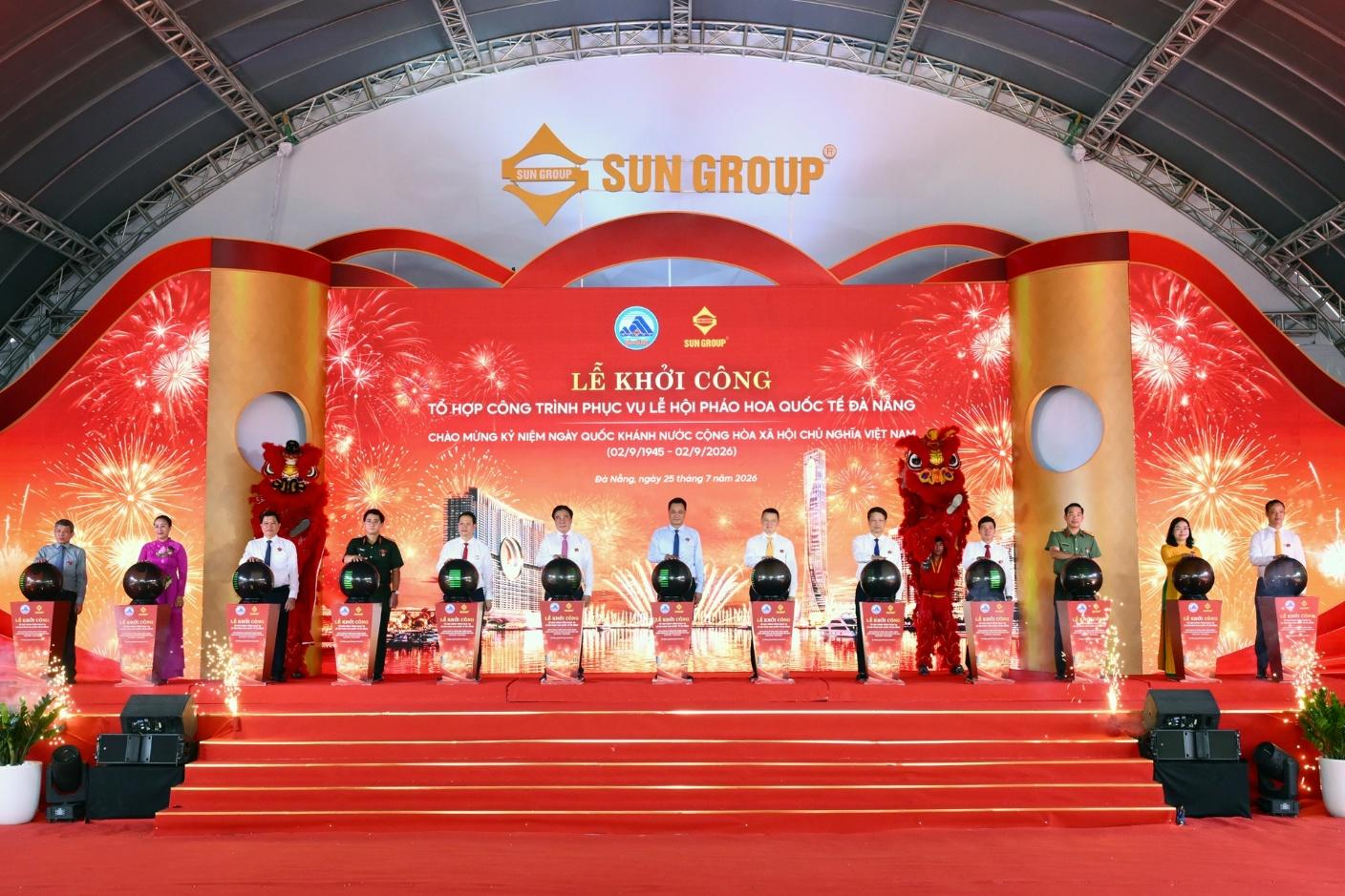 Các đại biểu bấm nút khởi công dự án.