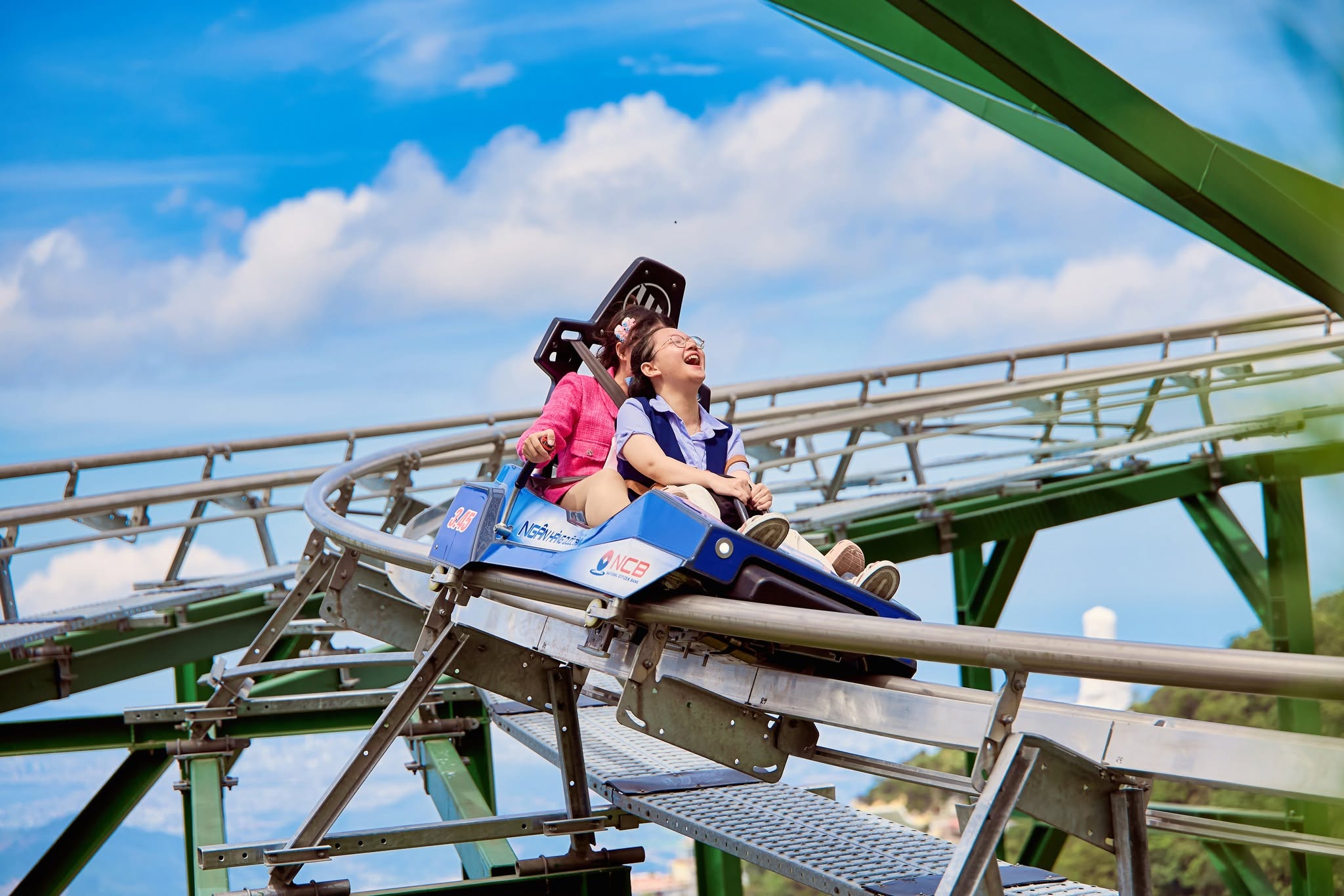 Máng trượt tốc độ chinh phục du khách bởi hai vòng xoắn kép thử thách người chơi