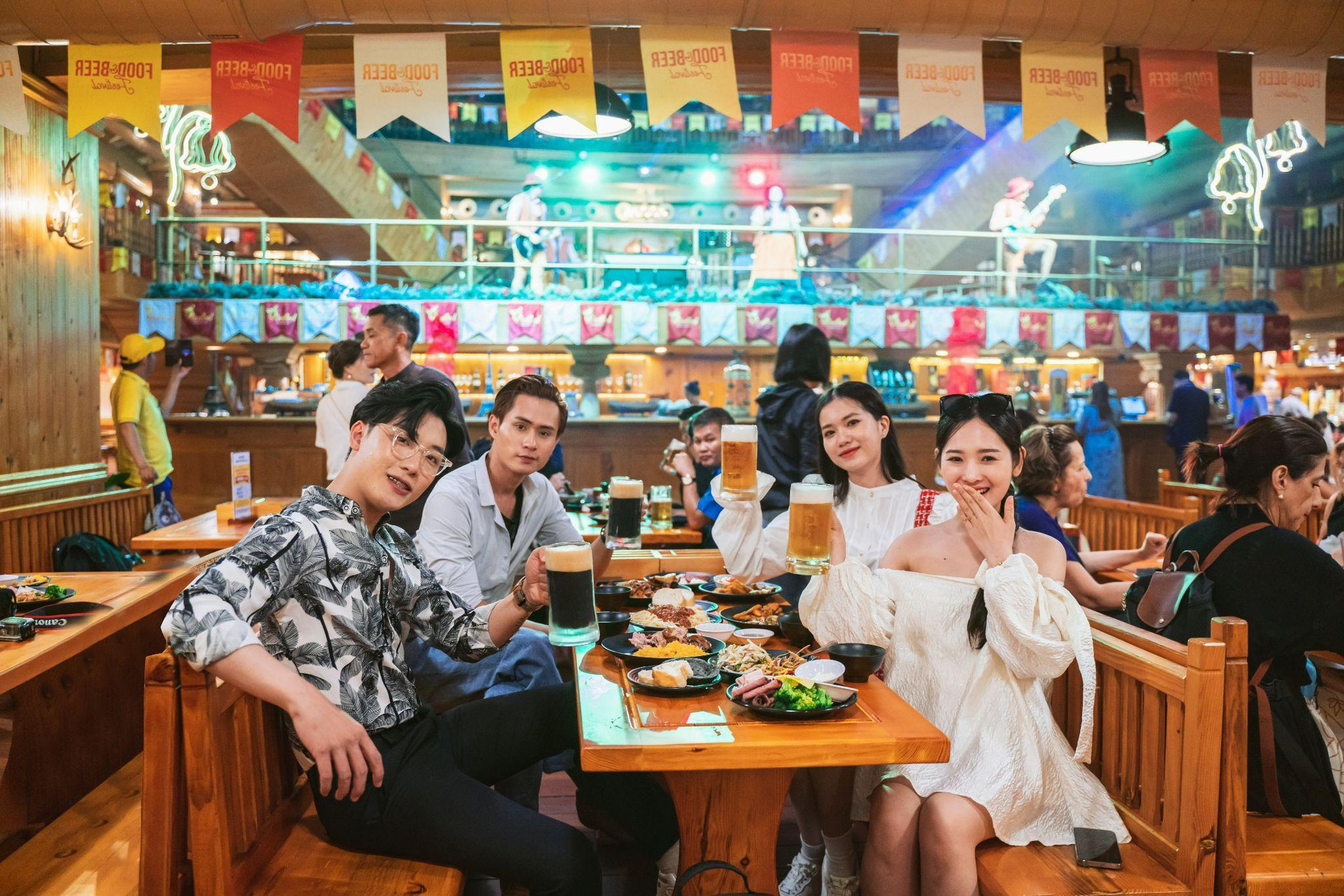 Đến với Beer Plaza, thực khách không chỉ thưởng thức thực đơn đại tiệc hơn 90 món Á-Âu hấp dẫn mà còn được chìm đắm trong giai điệu âm nhạc sống động.