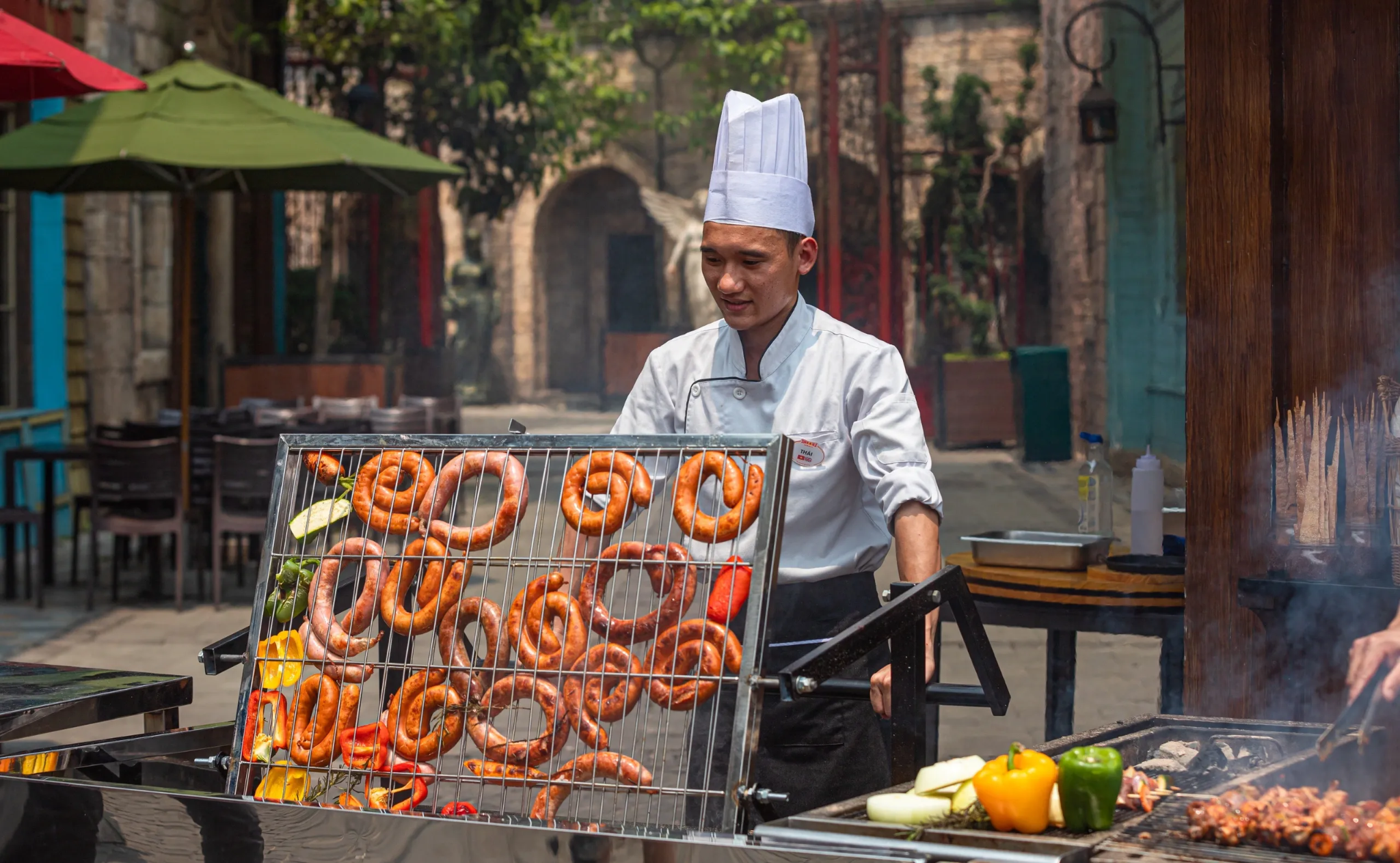 Điểm dừng chân đầu tiên trong hành trình food tour Bà Nà Hills mùa hè chắc chắn phải là những quầy xúc xích nướng dọc các con phố.
