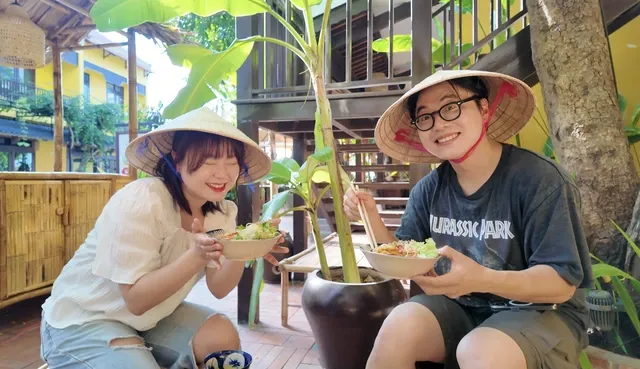 Munki Kim and his girlfriend (both Korean tourists) experience making Quang noodles in Hoi An ancient town. (Source: Collected)