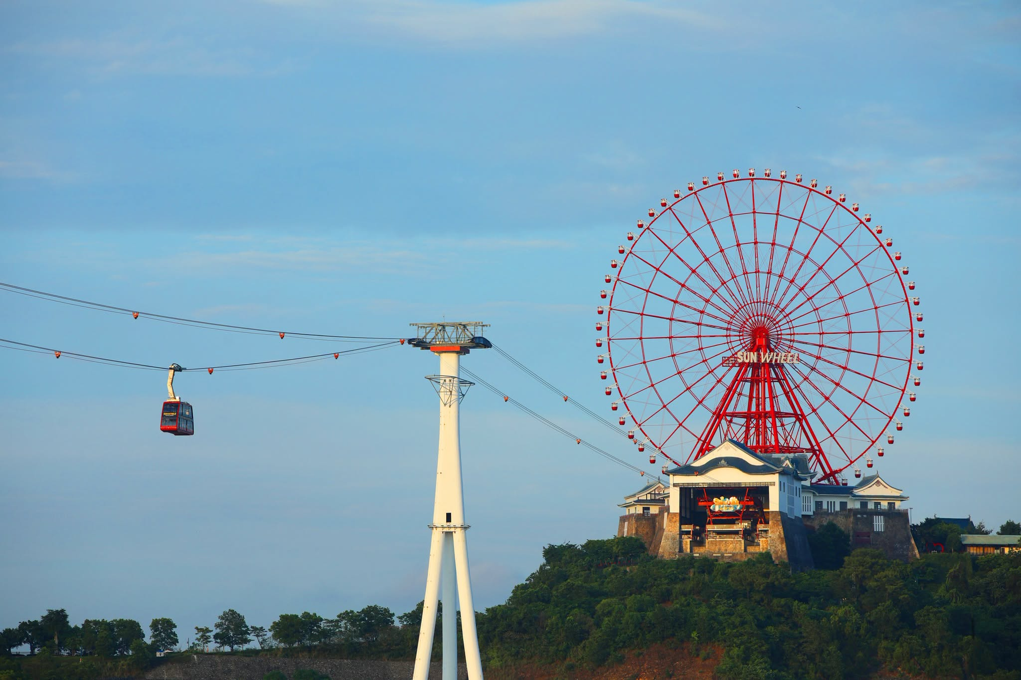 Sun World Ha Long entertainment complex is located on the bayfront and features the Queen Cable Car and the Sun Wheel.
