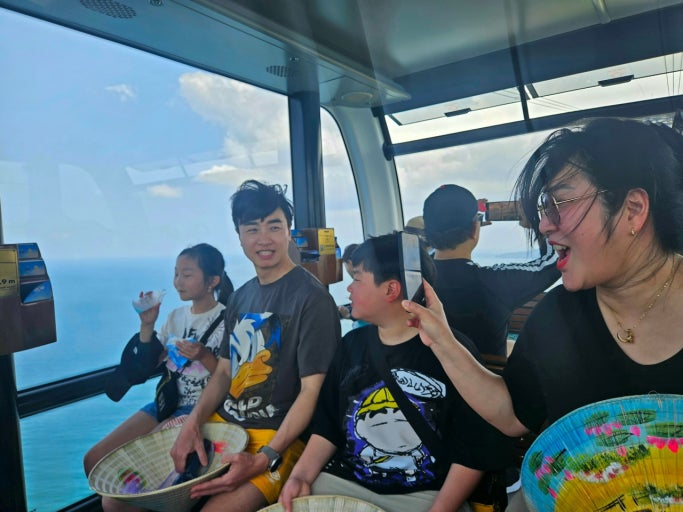 Korean tourists experience the Hon Thom cable car (Phu Quoc) and share their experience on Naver Blog.