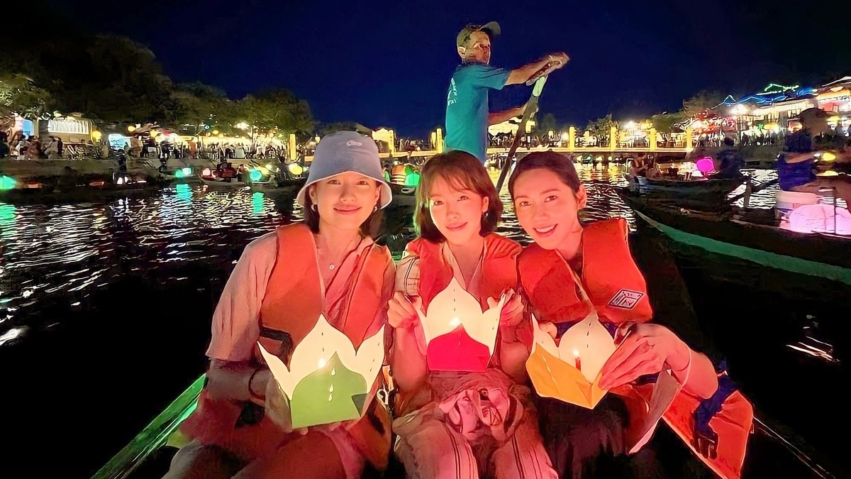 Korean tourists experience boat trips and release floating lanterns on the Hoai River in Hoi An to pray for good fortune