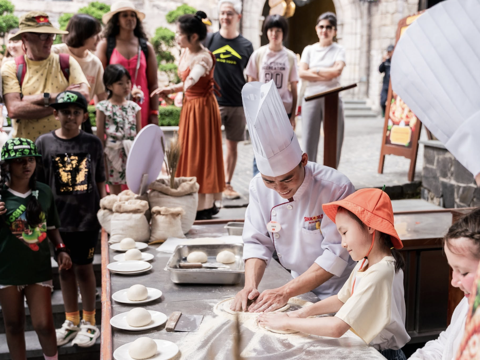 Sự xuất hiện của những "đầu bếp nhí" đầy năng lượng, sẵn sàng xắn tay áo để tự tay tạo nên chiếc pizza của riêng mình