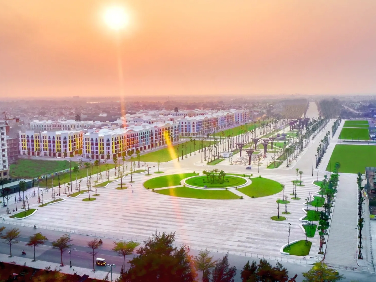 Buổi sáng sớm giúp du khách ghi lại những khoảnh khắc trong trẻo tại Quảng trường biển Sầm Sơn.