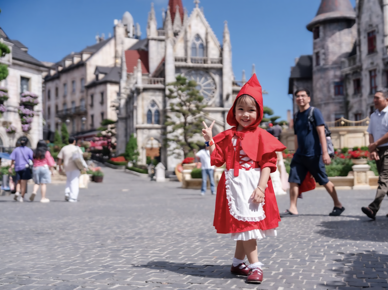 Khung cảnh trở nên rực rỡ hơn khi có nắng nhưng vẫn giữ được cảm giác dễ chịu nhờ khí hậu mát mẻ trên đỉnh núi