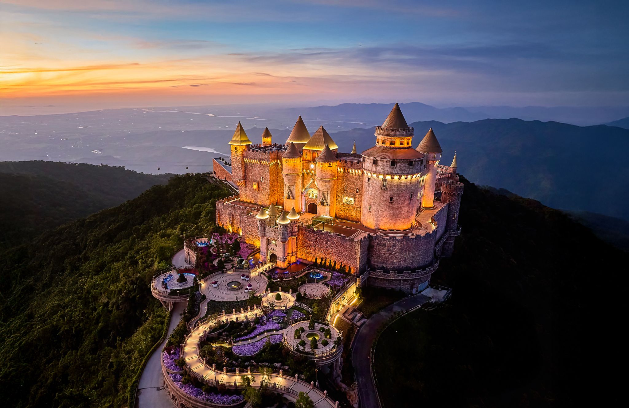 Khi những mùa lễ hội rực rỡ gõ cửa đỉnh Núi Chúa, Sun World Ba Na Hills lại biến hình thành vùng đất của lễ hội