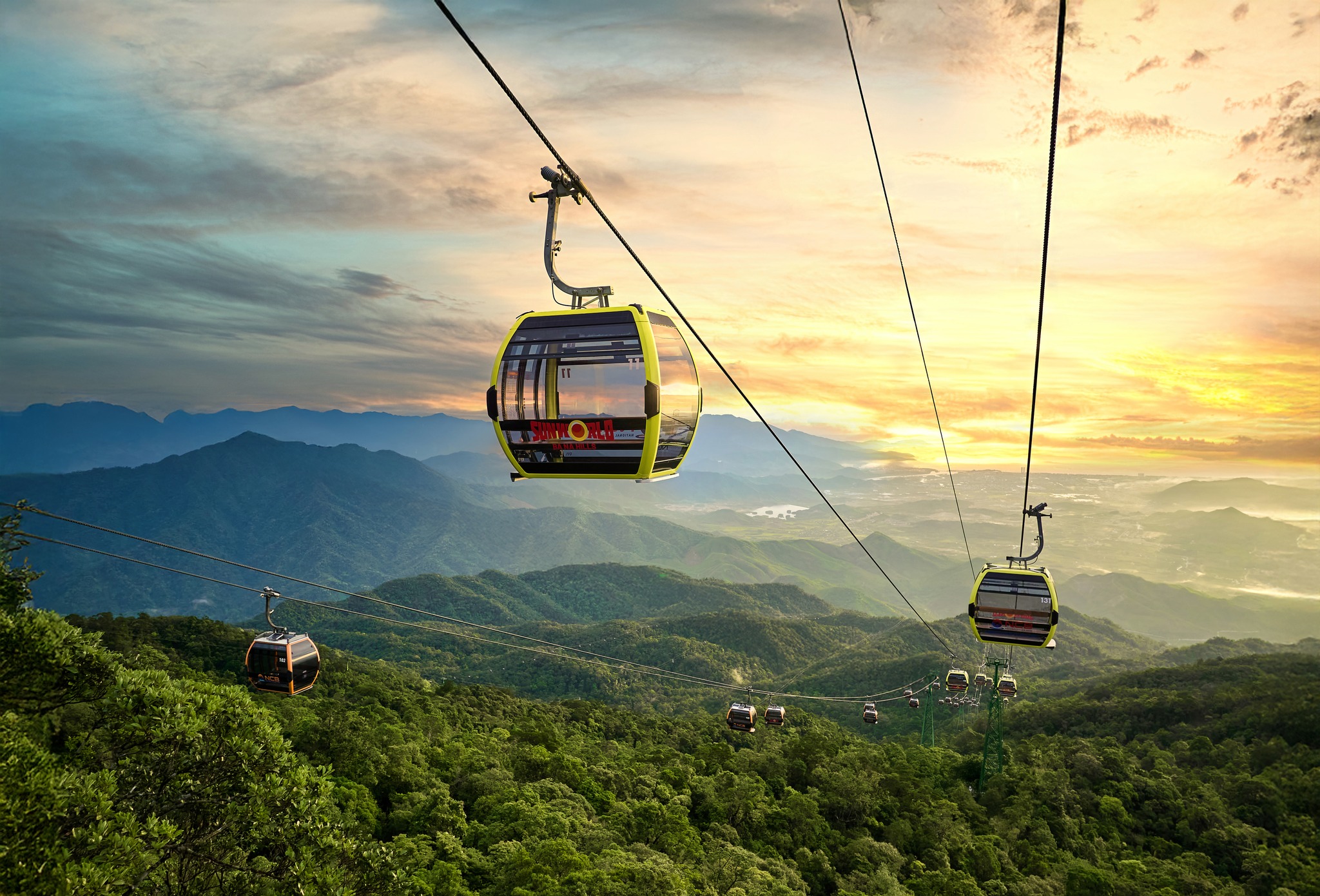 Cáp treo Bà Nà Hills đưa du khách lên với đỉnh Núi Chúa