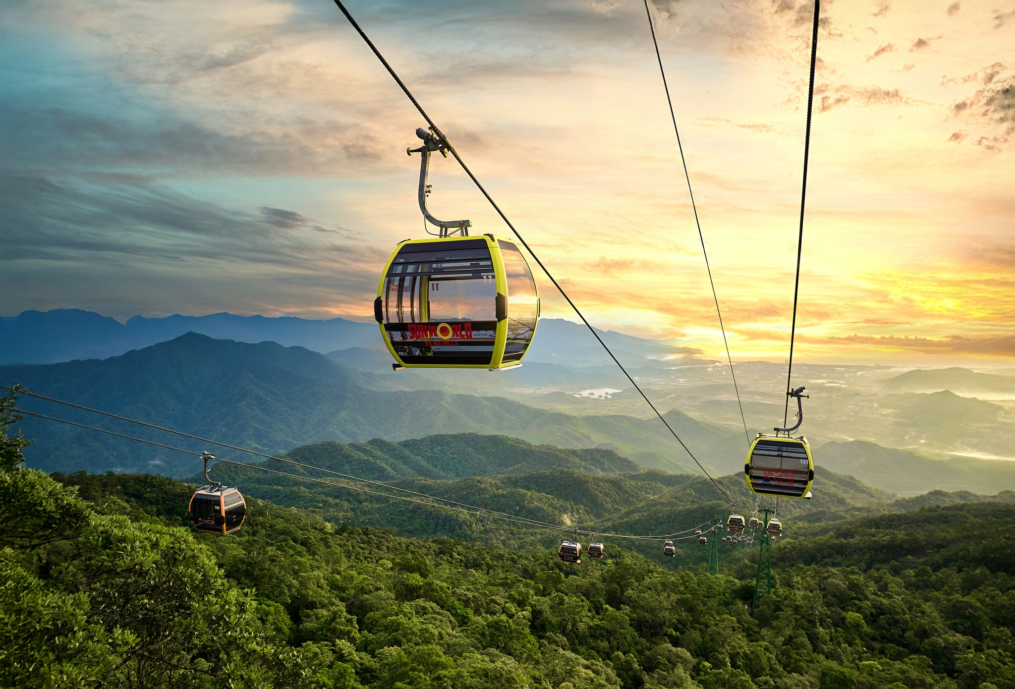 Cabin cáp treo đưa du khách băng qua núi rừng và mây trắng trên đường lên đỉnh Bà Nà. (Nguồn: Sưu tầm)