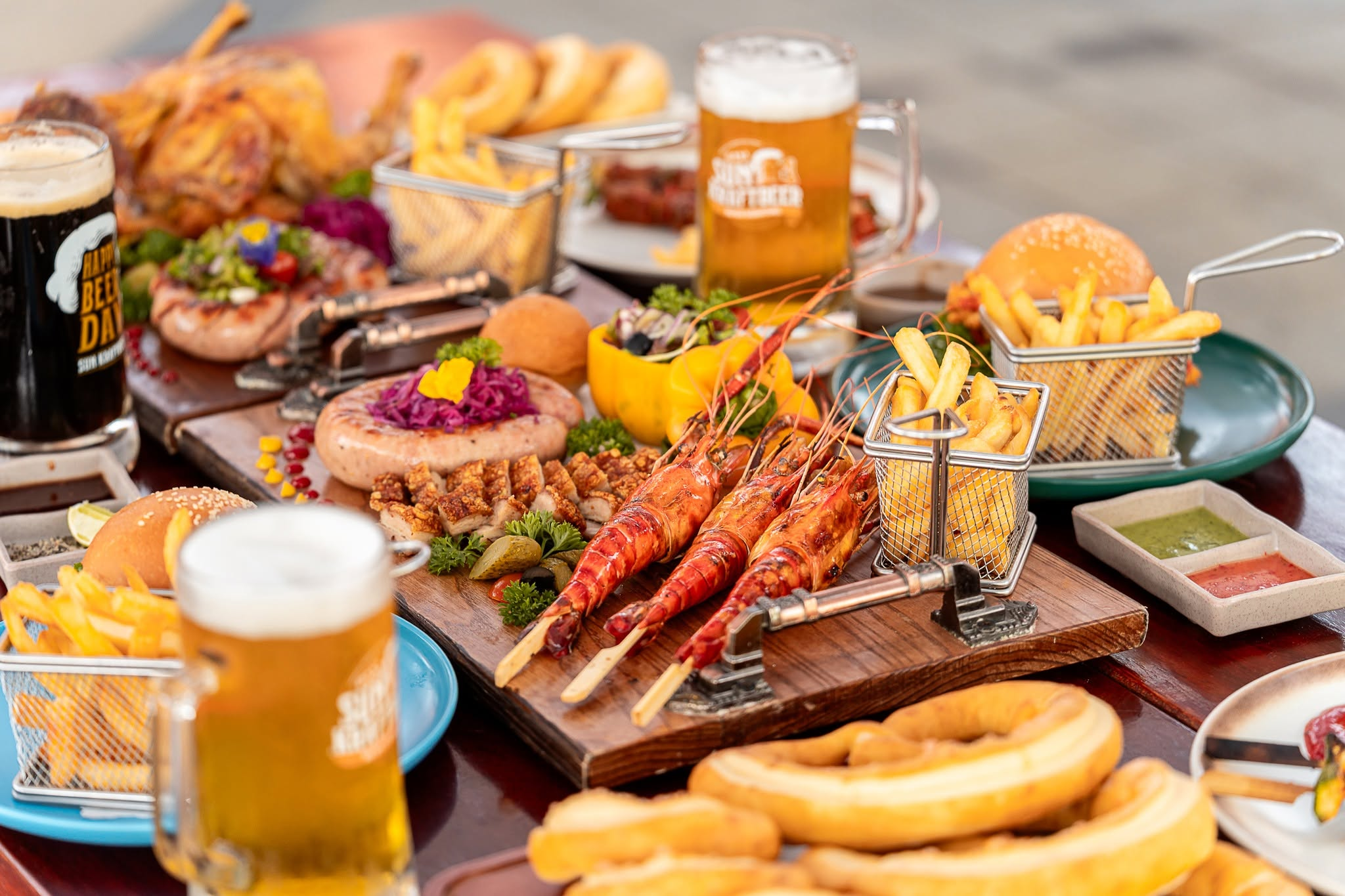 Du khách thưởng thức buffet với thực đơn đa dạng tại nhà hàng Beer Plaza. (Nguồn: Sưu tầm)