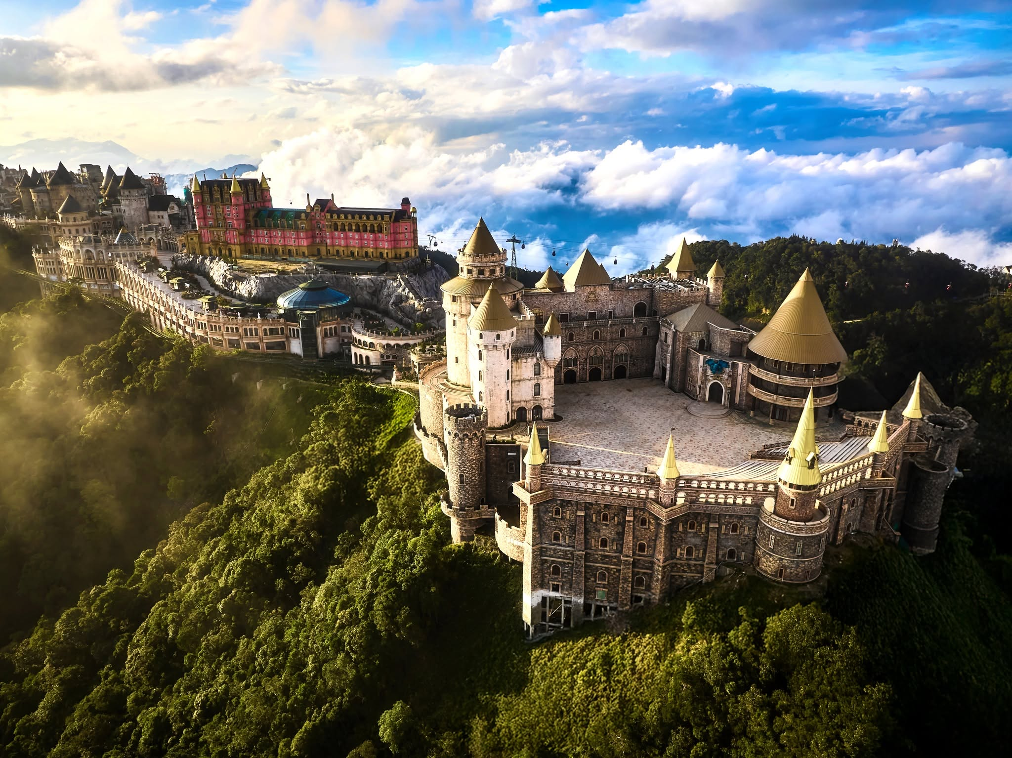 Lâu đài Mặt Trăng mở ra không gian huyền bí với kiến trúc Gothic đặc sắc. (Nguồn: Sưu tầm)