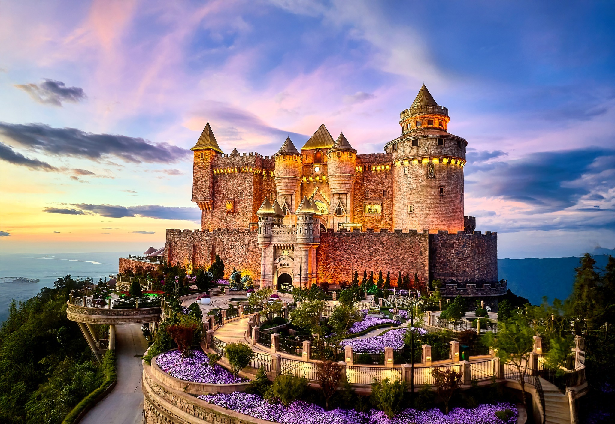 Sun World Ba Na Hills là lựa chọn được nhiều du khách yêu thích khi tìm kiếm điểm đến tránh nóng và vui chơi tại Đà Nẵng. (Nguồn: Sưu tầm)