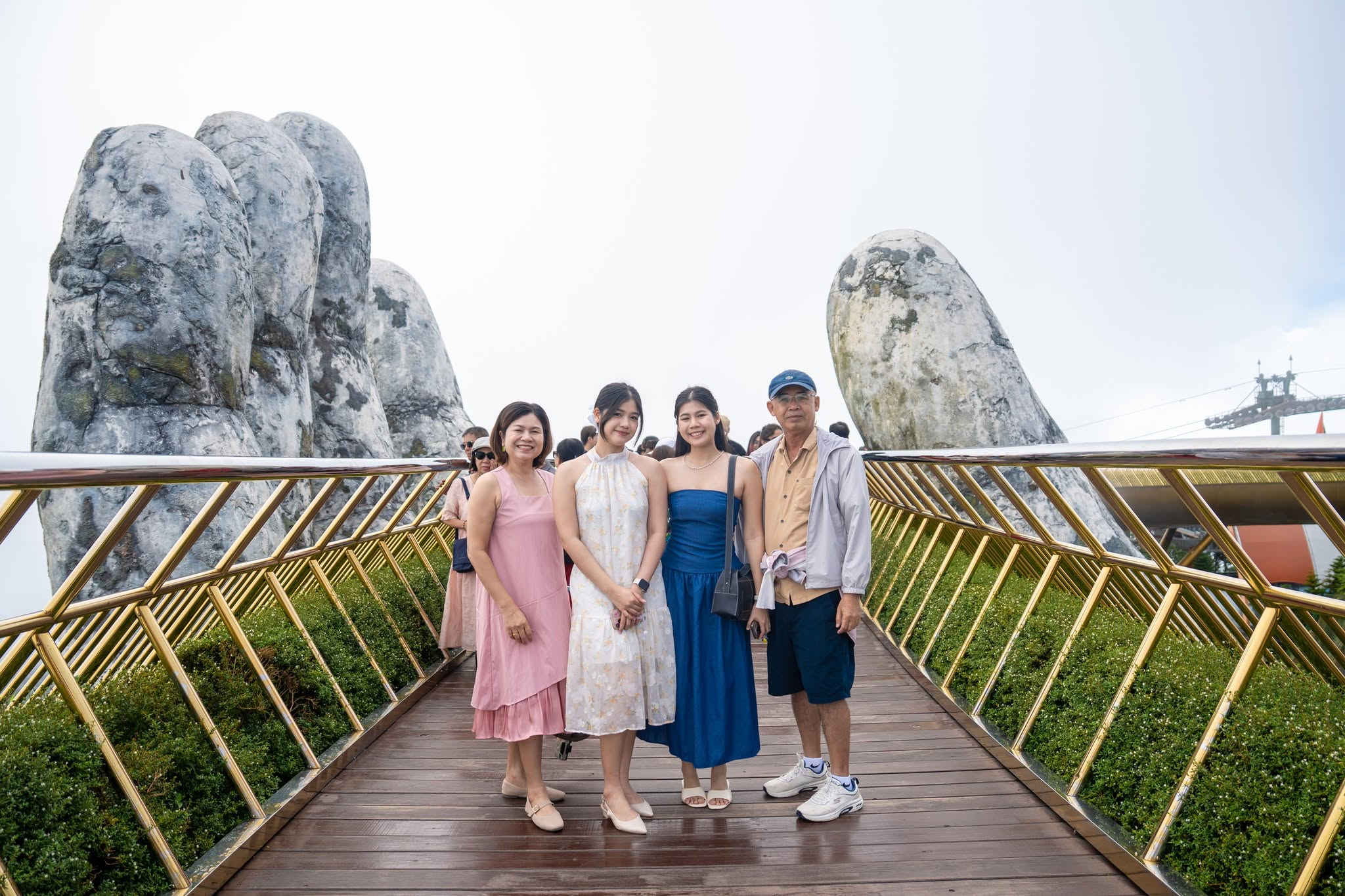 Du khách check-in tại biểu tượng Cầu Vàng nổi tiếng. (Nguồn: Sưu tầm)