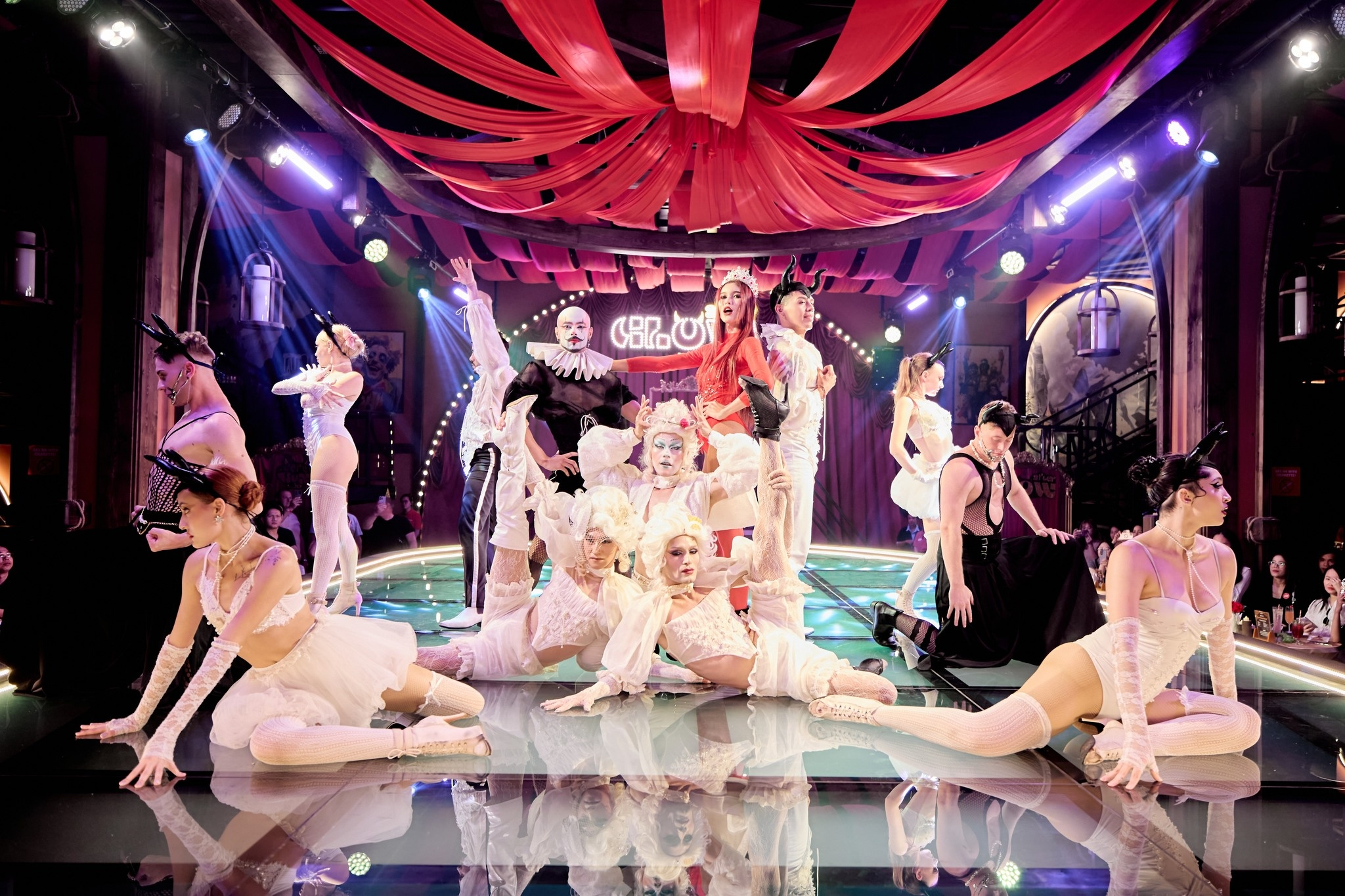 Show After Glow tại Beer Plaza mê hoặc du khách với không gian cabaret kết hợp âm nhạc, ánh sáng và những màn vũ đạo đầy cuốn hút. (Nguồn: Sưu tầm)