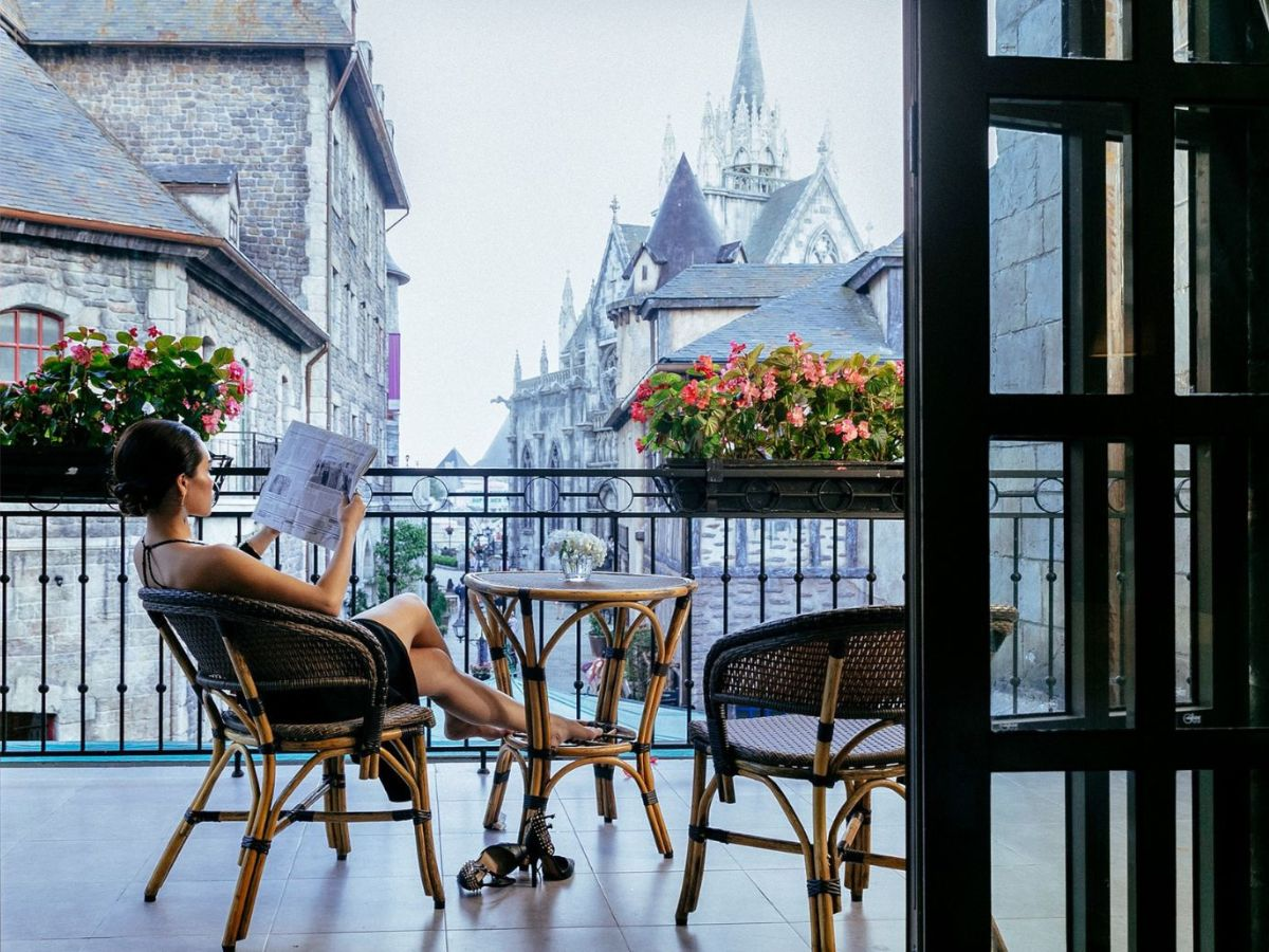 Du khách tận hưởng buổi sáng trong không gian yên bình tại Mercure Danang French Village Ba Na Hills. (Nguồn: Sưu tầm)