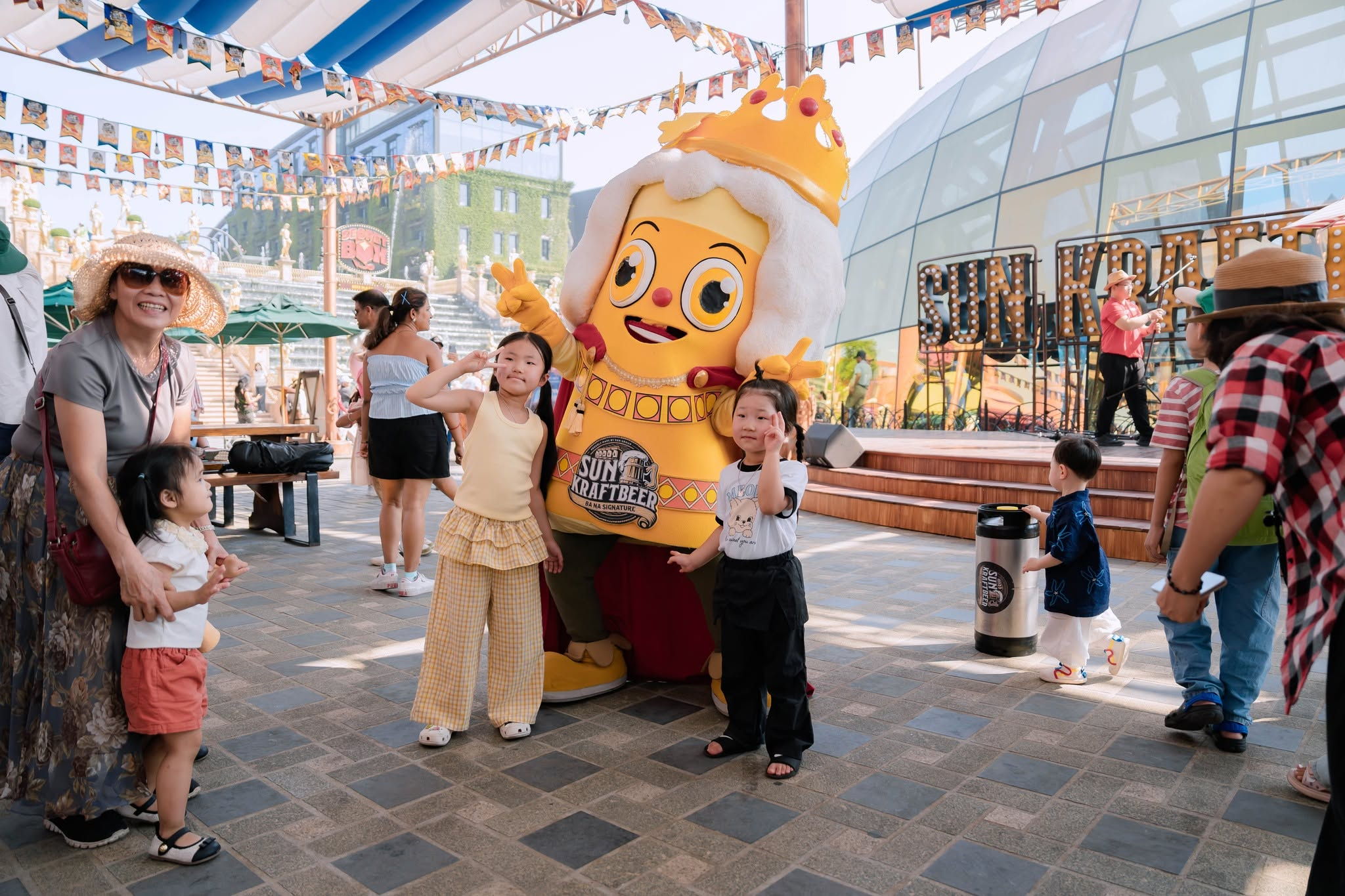 Du khách thưởng thức ẩm thực giữa không gian châu Âu thơ mộng tại Sun World Ba Na Hills. (Nguồn: Sưu tầm)