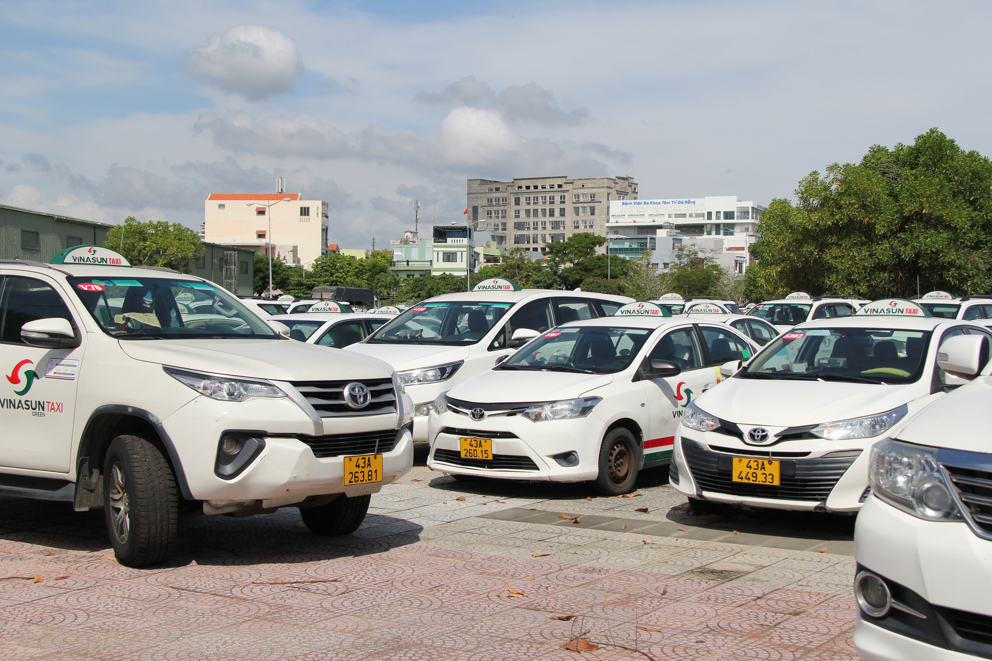 Du khách lựa chọn taxi hoặc xe riêng để chủ động lịch trình khám phá Bà Nà Hills. (Nguồn: Sưu tầm)