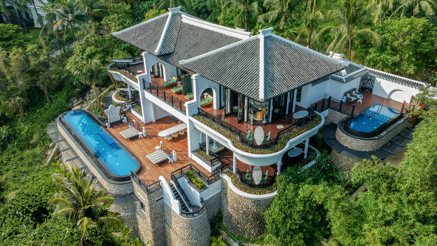 Biệt thự với hồ bơi riêng cùng tầm nhìn hướng biển mang đến không gian nghỉ dưỡng riêng tư giữa thiên nhiên Sơn Trà