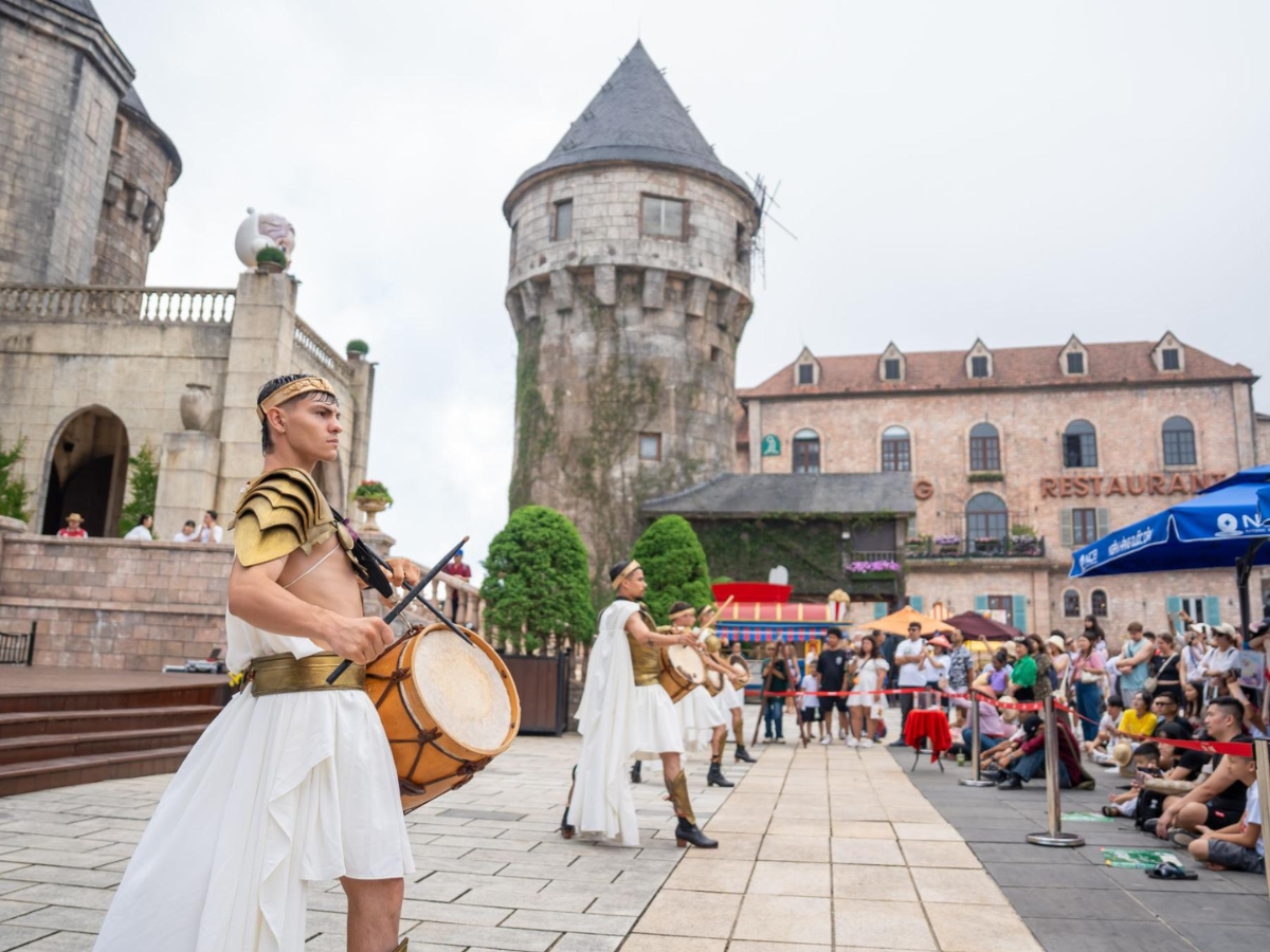 Sân khấu Đấu trường Thần Mặt Trời - nơi diễn ra show Solar Warriors.