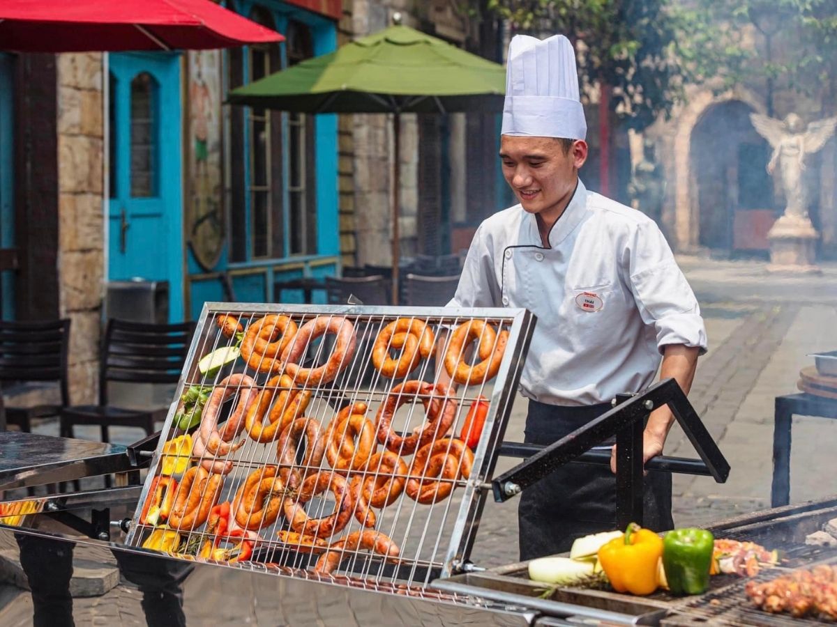 du-khach-vua-thuong-thuc-xuc-xich-nong-hoi-vua-di-chuyen-giua-cac-diem