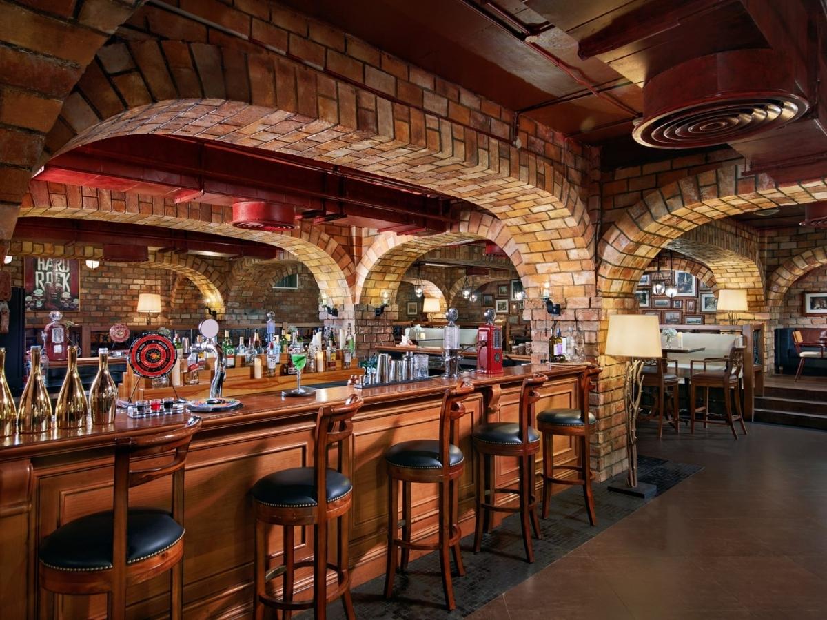 bar-la-taverne-quan-bar-doc-dao-duoi-tang-ham-la-noi-ly-tuong-cho-cac-buoi-gap-go