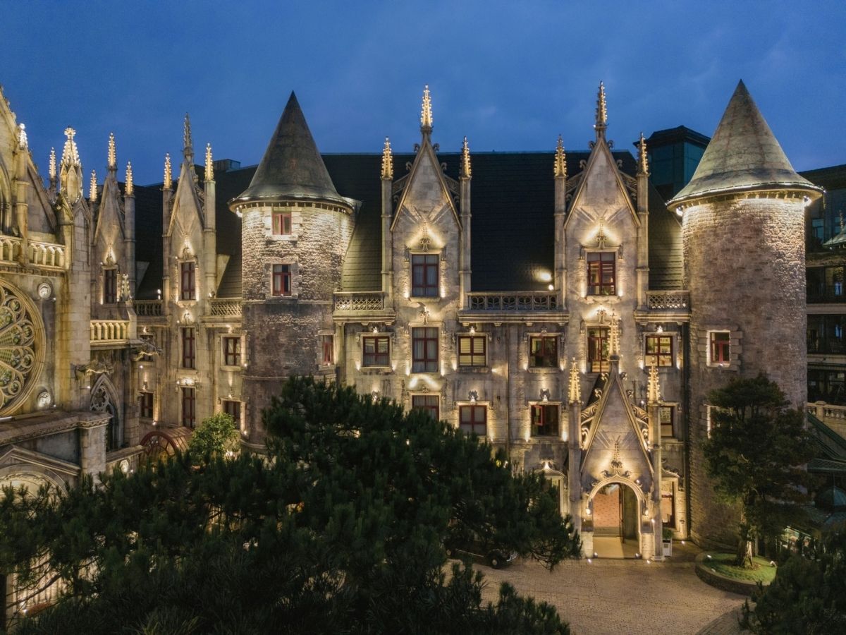 khach-san-toat-len-ve-lang-man-dac-trung-nhu-duoc-dat-chan-toi-mot-thi-tran-co-kinh