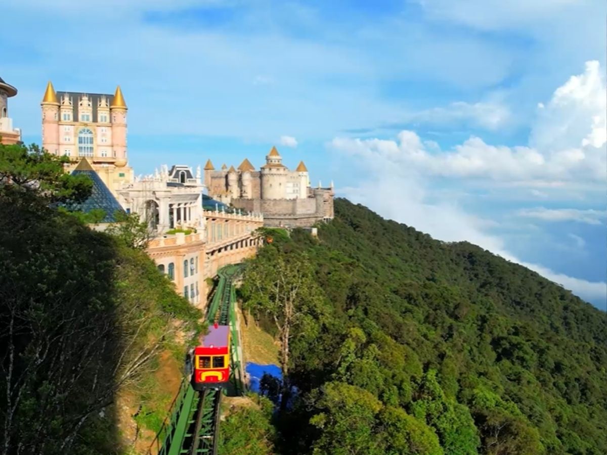 tau-hoa-leo-nui-ba-na-hills-o-moi-mua-khoac-len-minh-nhung-net-dep-rieng-biet