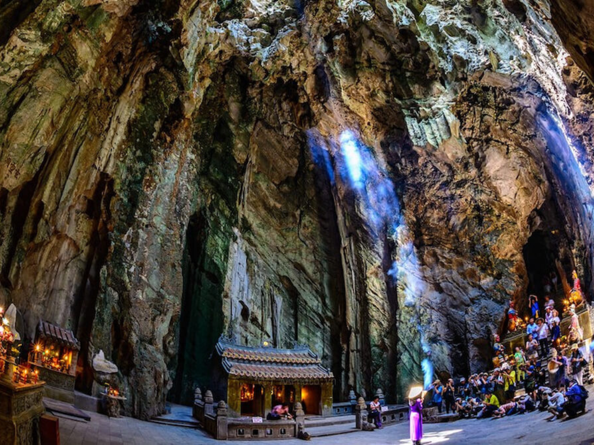 dong-am-phu-huyen-bi-linh-thieng-nhan-qua