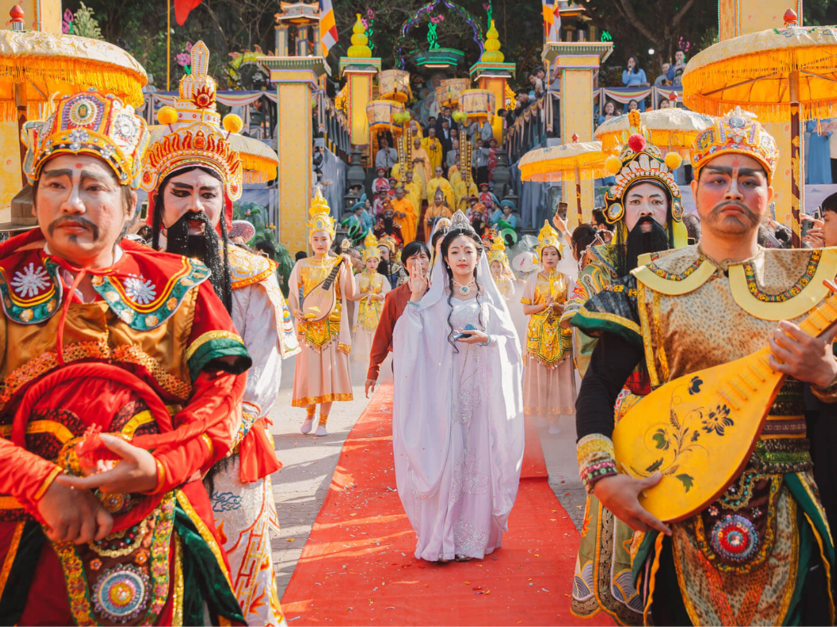 chua-quan-the-am-phat-giao-le-hoi