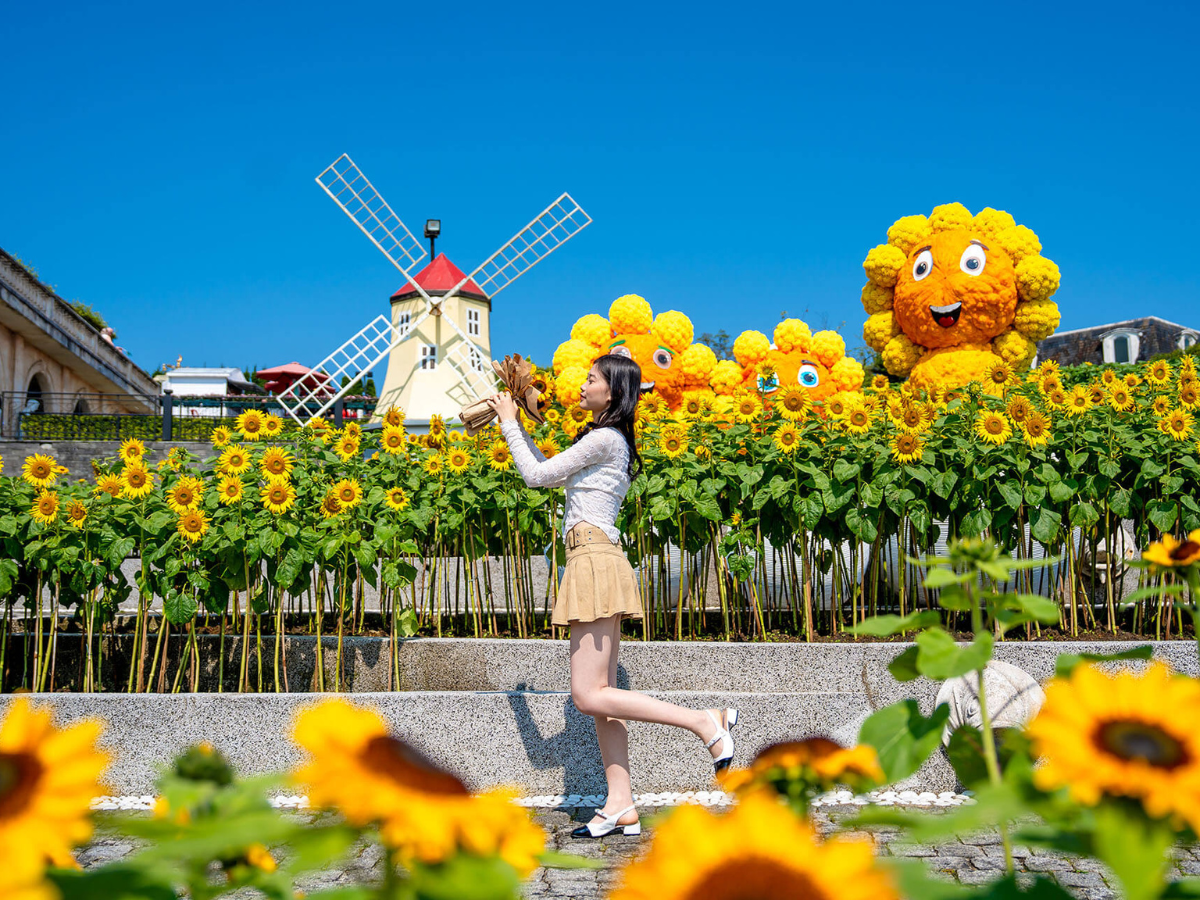 du-khach-nu-trang-phuc-le-hoi