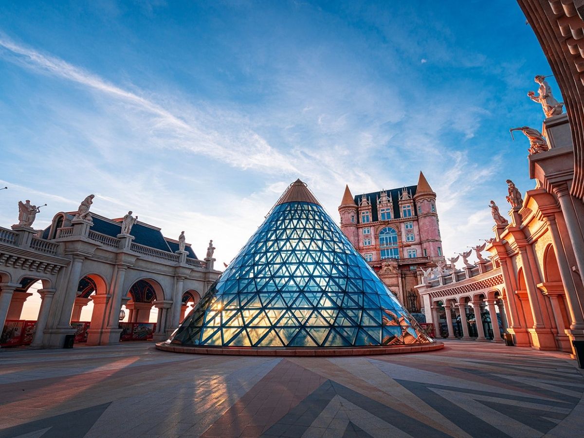 quang-truong-anh-trang-nha-hat-ngoai-troi